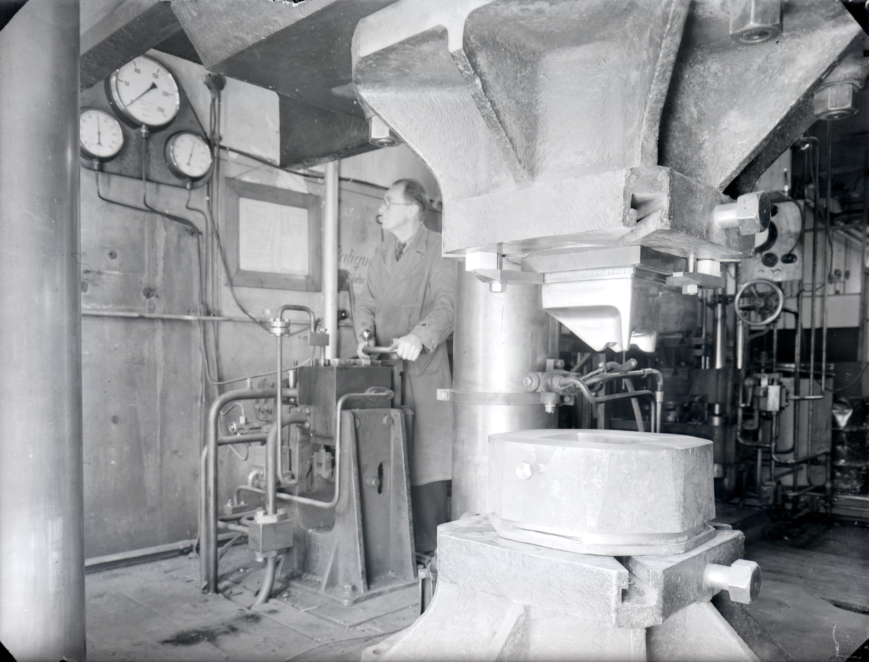 Hydraulic press with the form of bakelite casing to desk phone.
