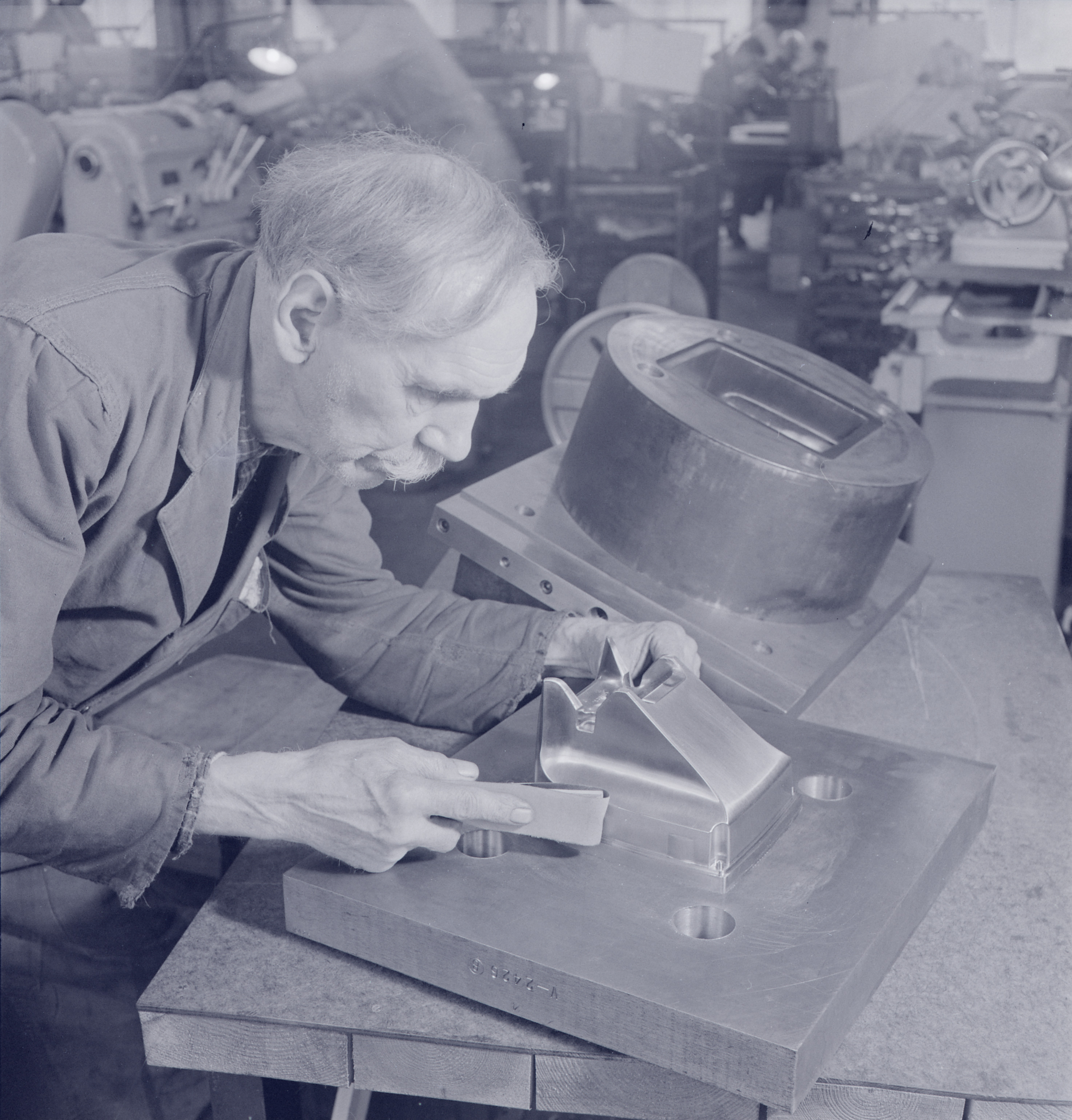 Polishing work on the model of bakelite cap with desk phones.
