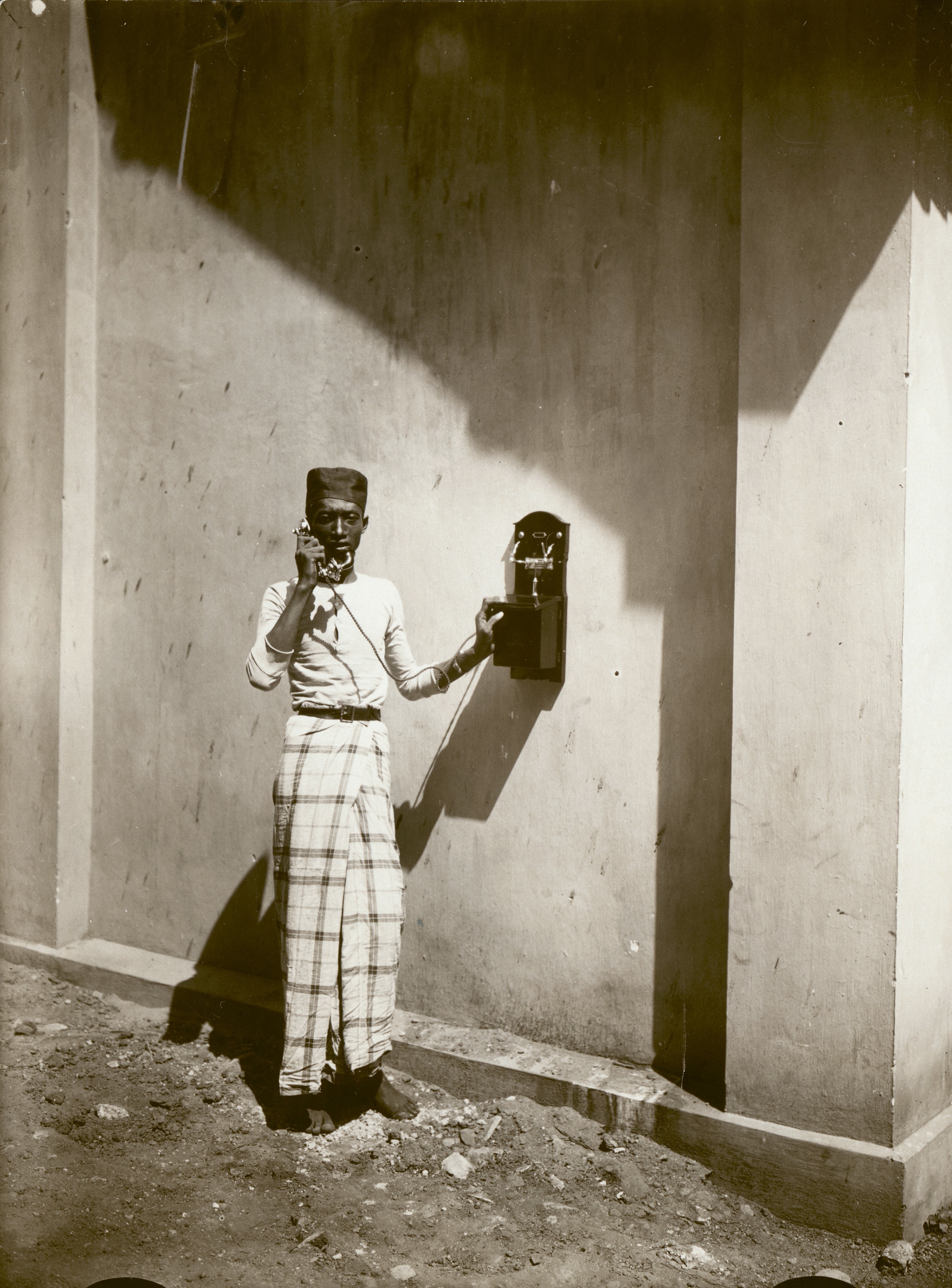Indonesia, 1926, phone call in the street