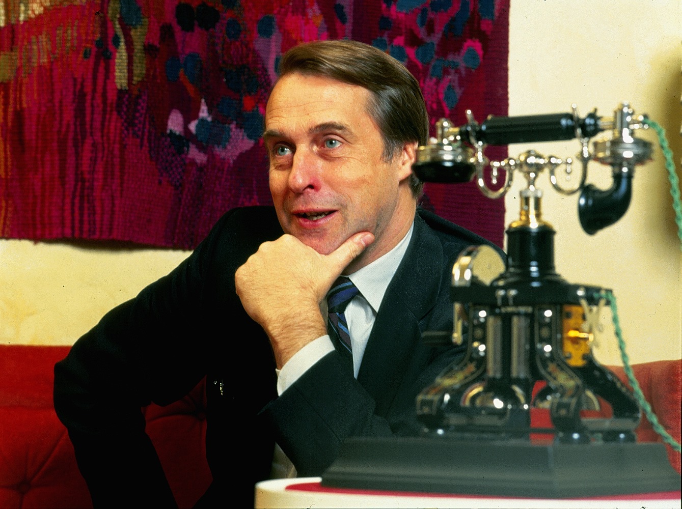 Björn Svedberg, president between 1977-1990, next to a telephone of the 1892 model.
