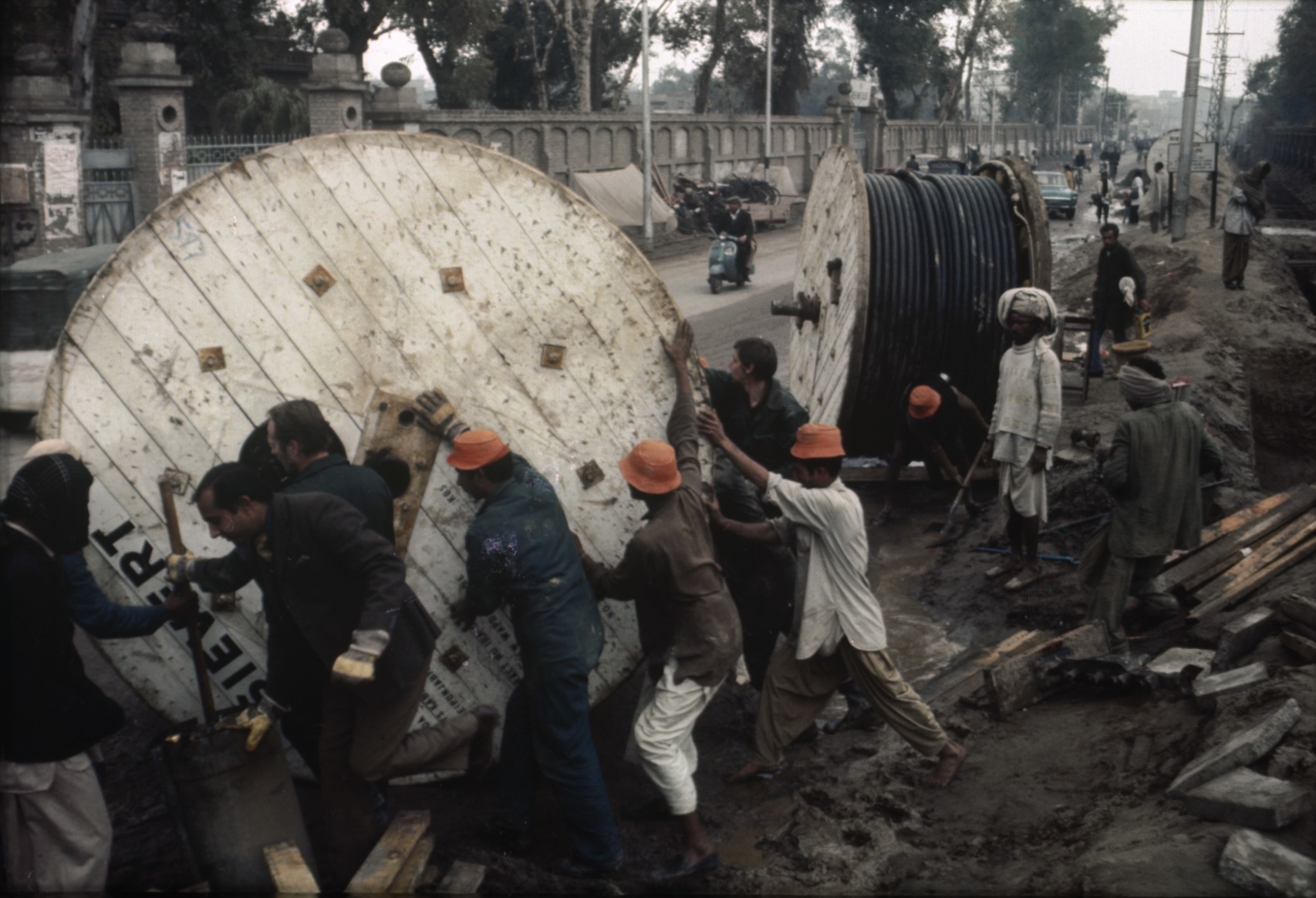 OMAN, 1976, STREET CABLE WORK.