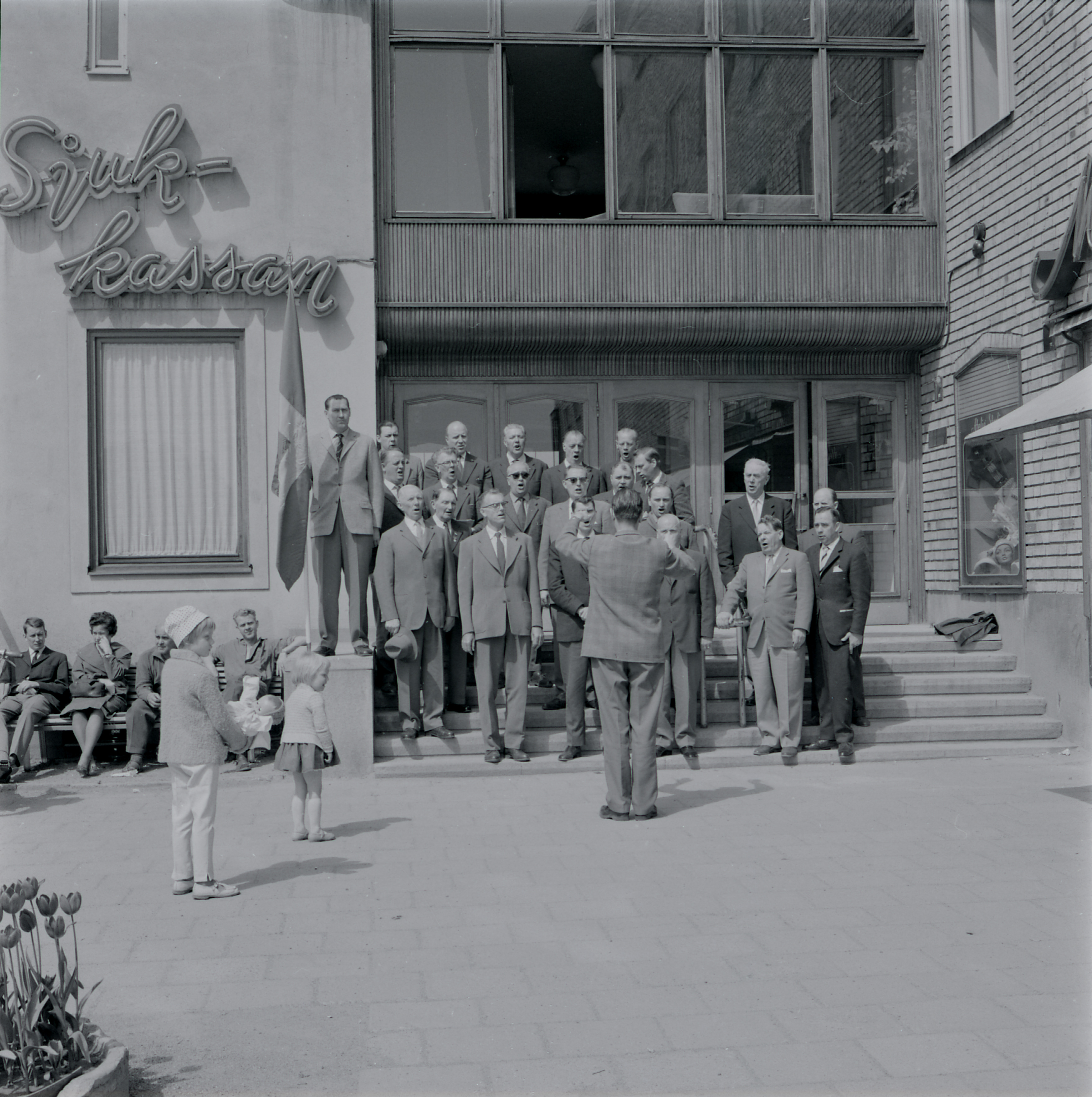 LUNCH TIME ENTERTAINMENT WITH LM ERICSSONS MENS CHOIR "MIKROFON" DURING CELEBRATIONS FOR THE DAY OF THE SWEDISH FLAG