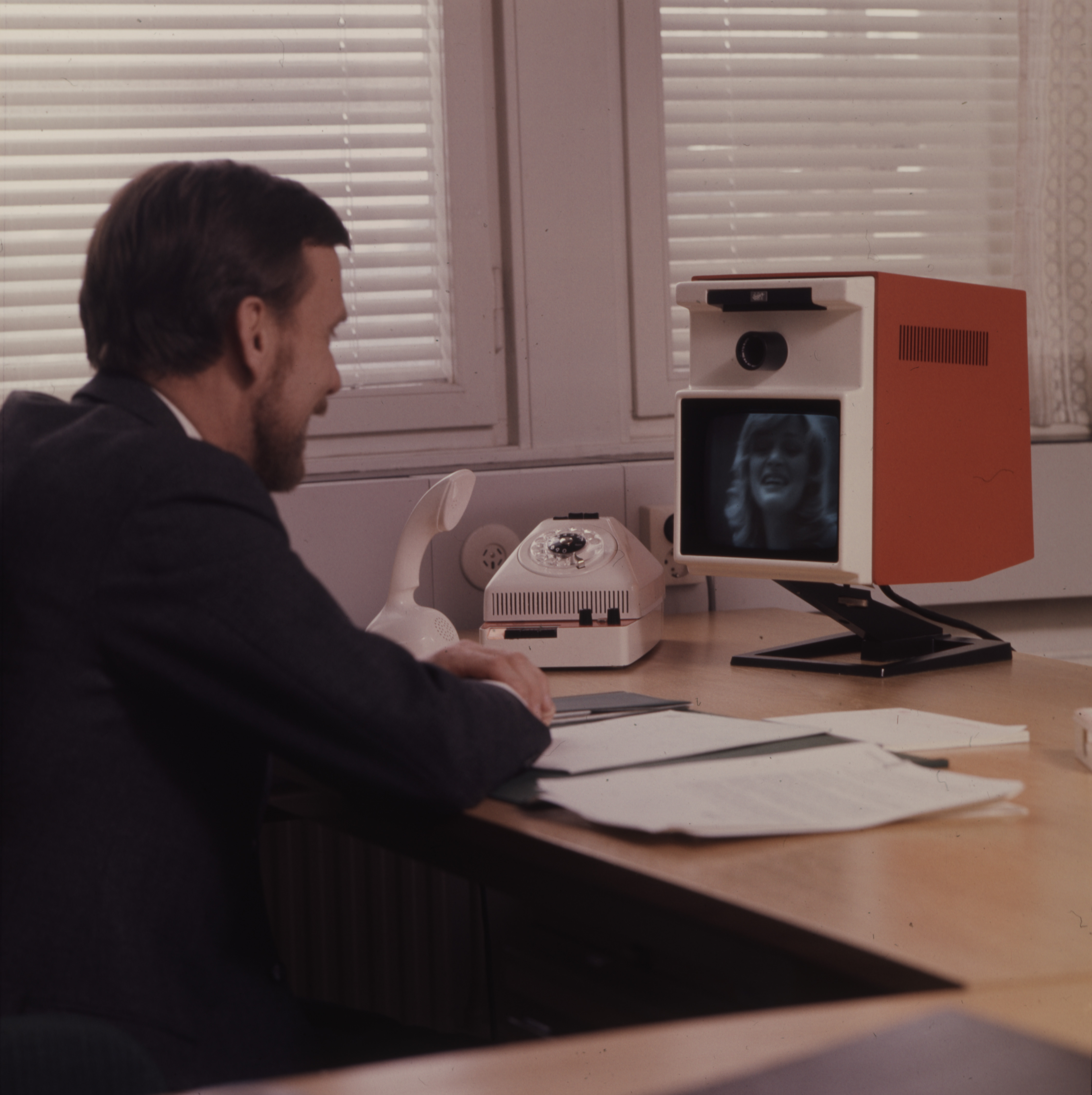 Picture telephone in office environment with Ericofon and Ericovox, 1971.