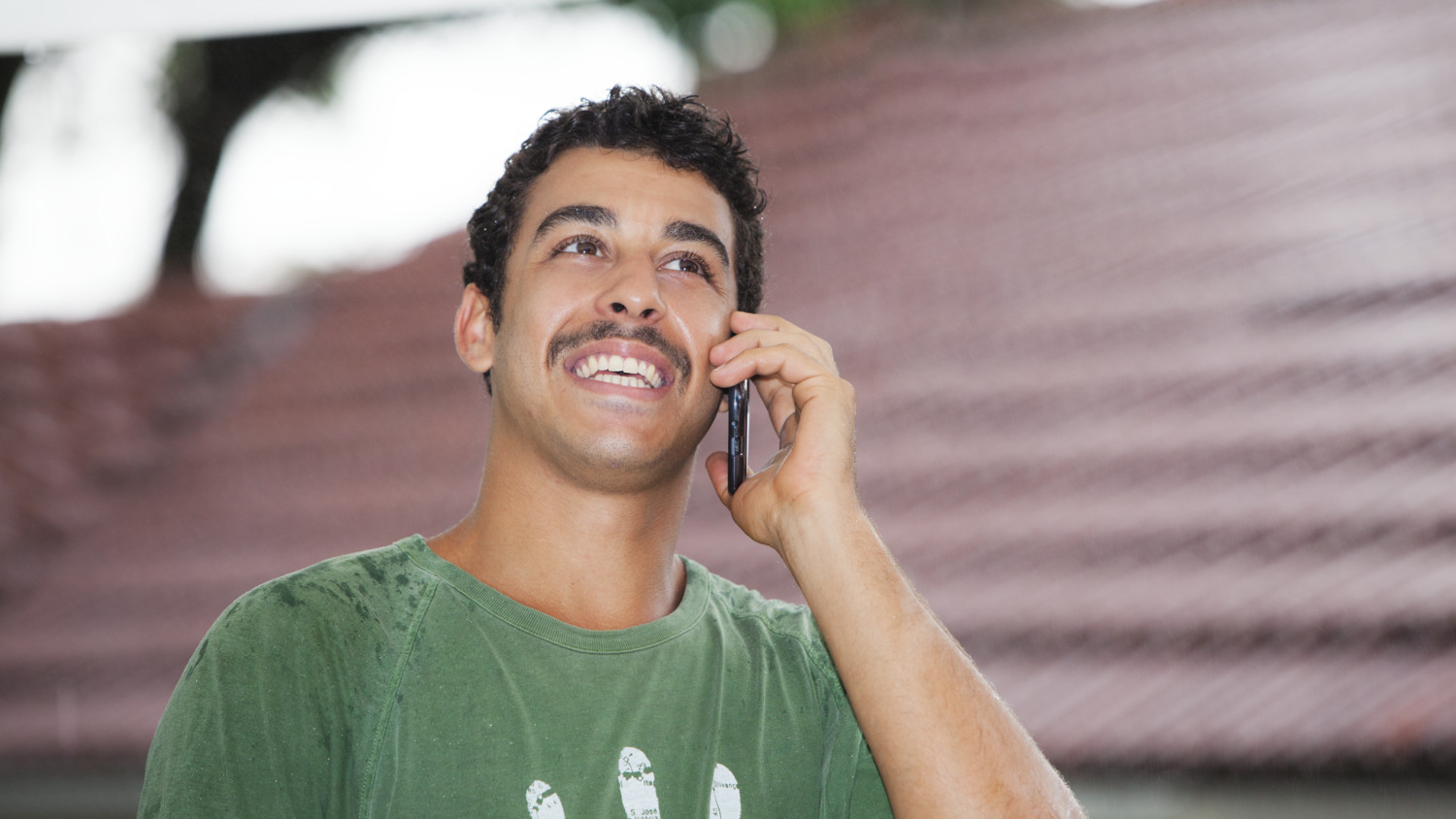 Hombre hablando por teléfono móvil