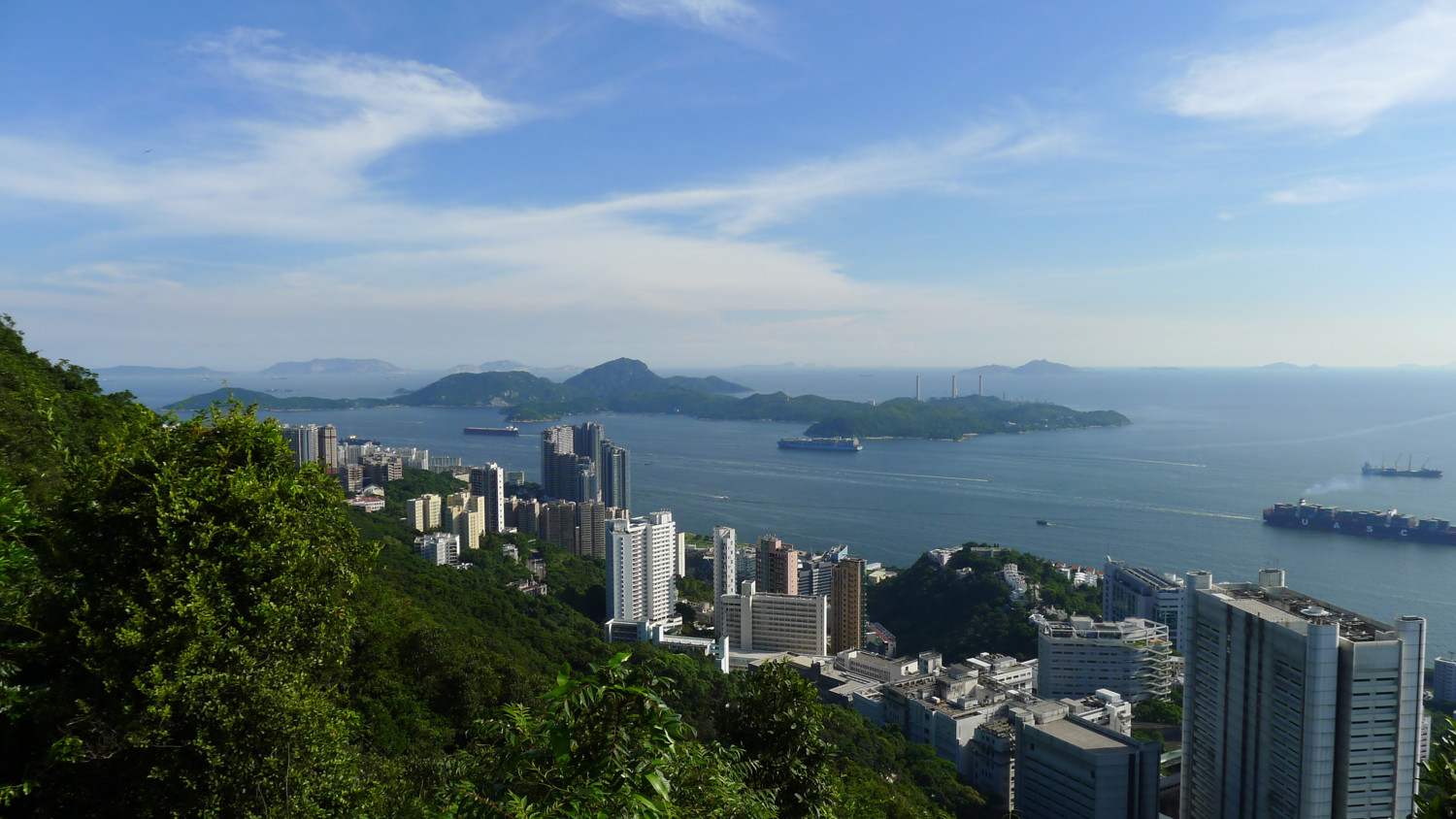 Ciudad vista del día con la isla y el mar