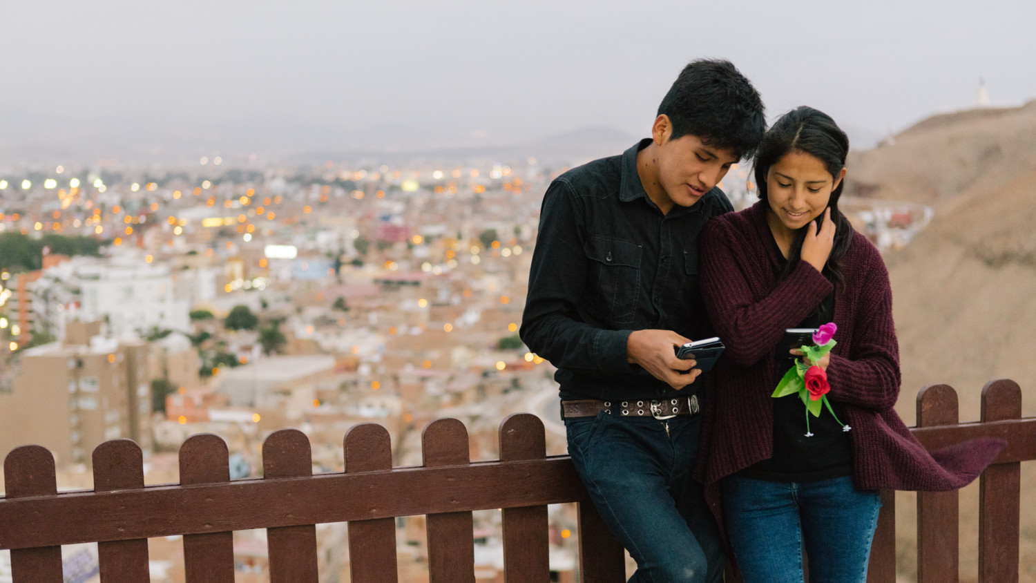Pareja usando teléfono móvil