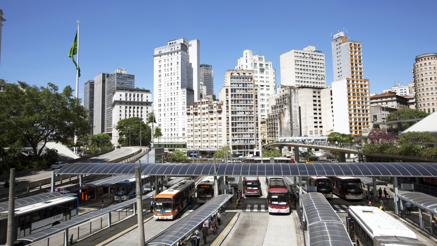 Ônibus em uma estação em São Paulo, Brasil