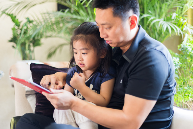 father and daughter playing on iPpad_2