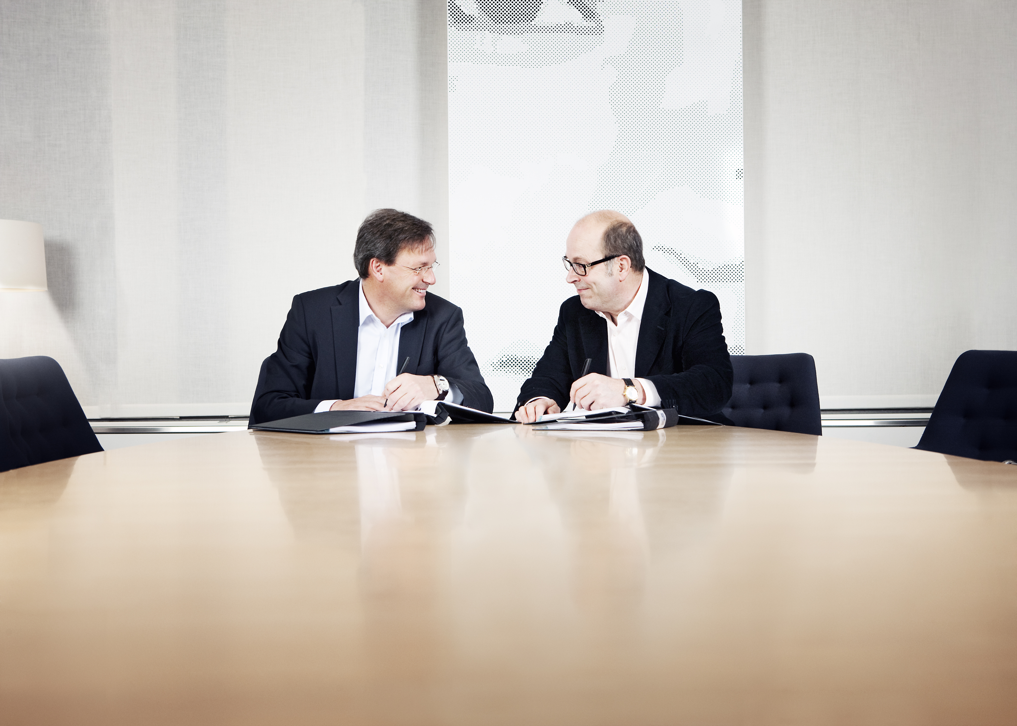 Photo Jan Scherman and Mikael Bäckström signing