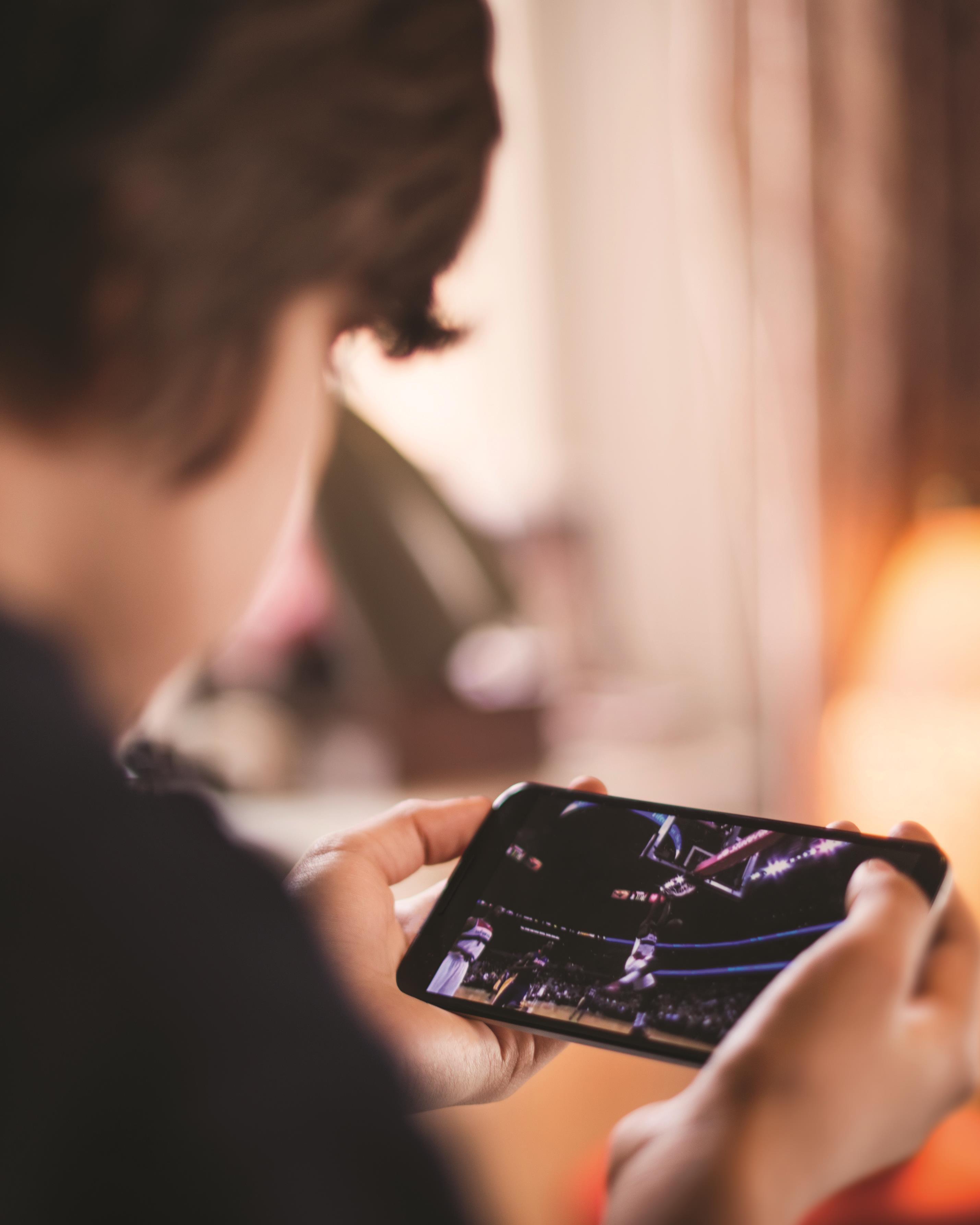 Image_child playing on a device