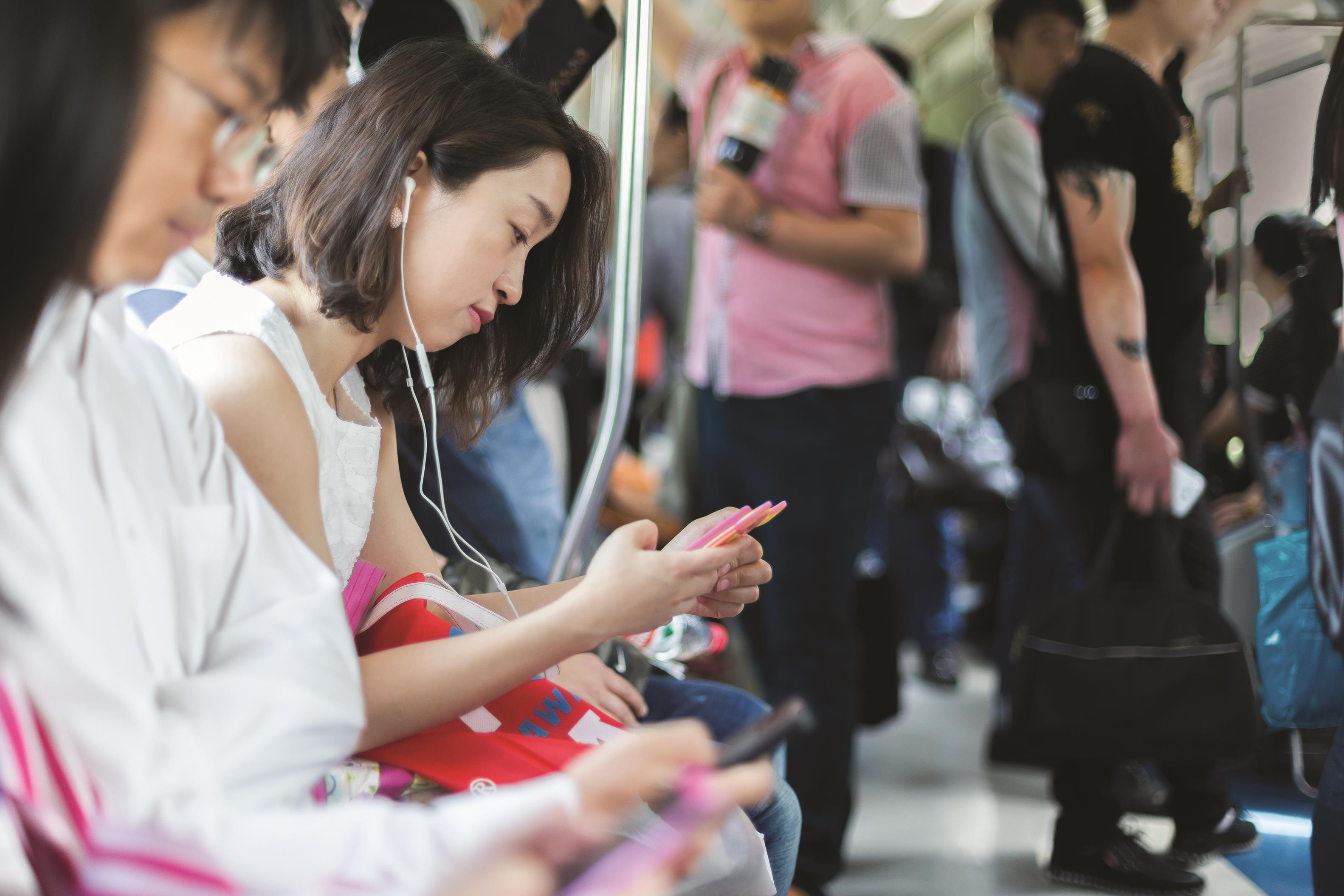 Image_woman playing on device