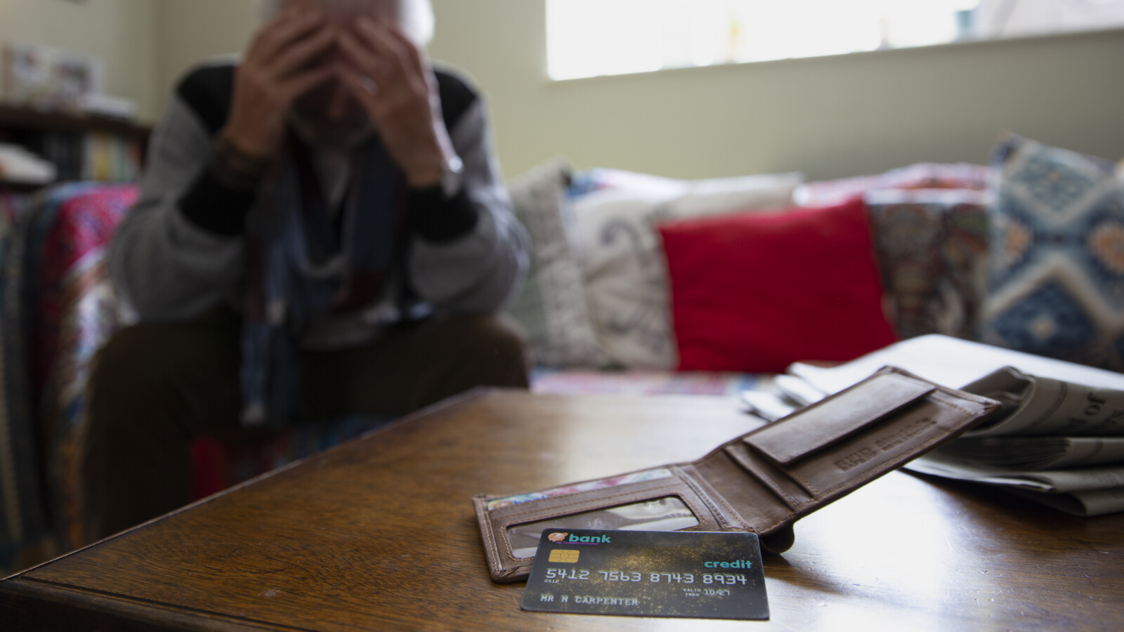 Support employee with a head set.