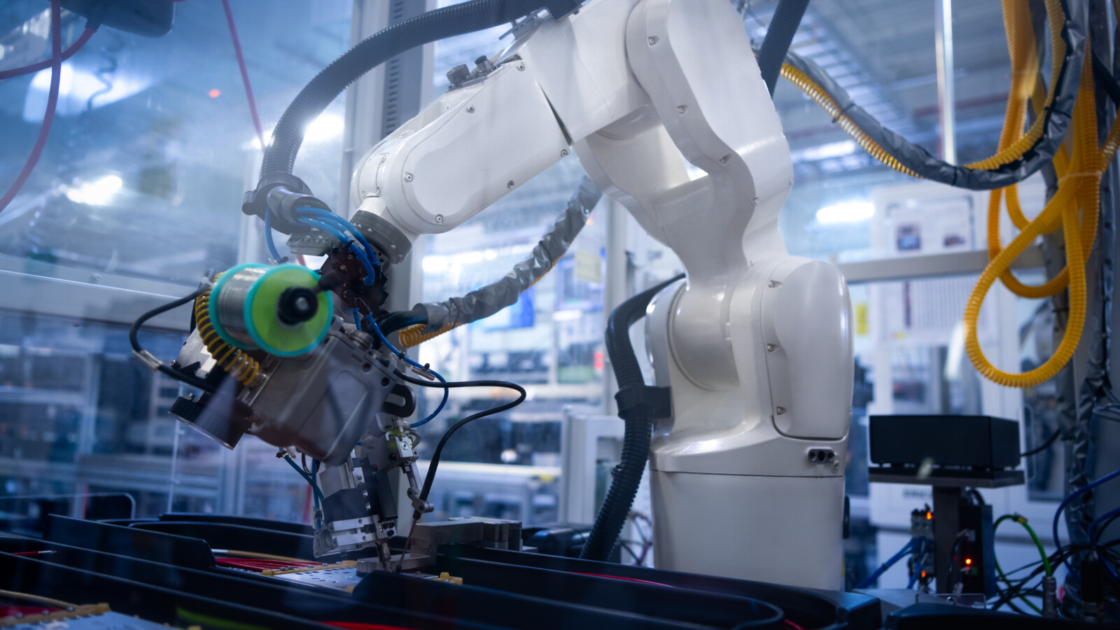 AI with advanced connectivity - Robotic arm in lab