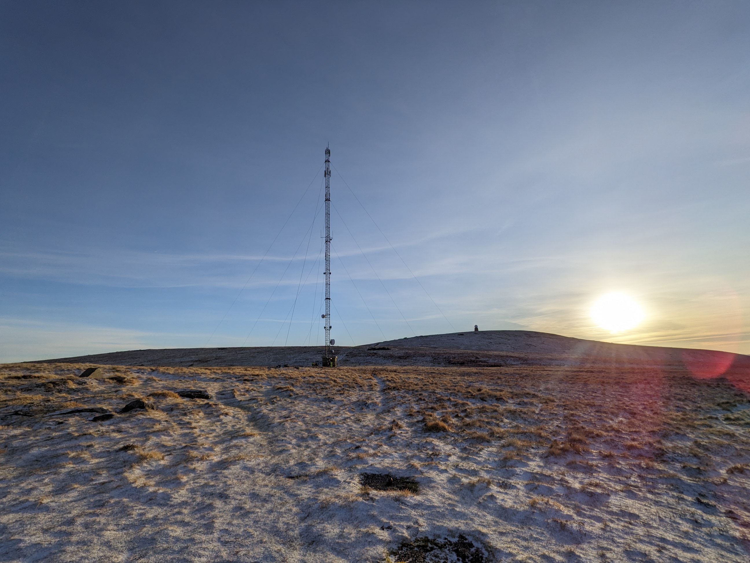 Sitio de la red de antenas para la prueba en vivo de la carga del viento en la costa de Noruega