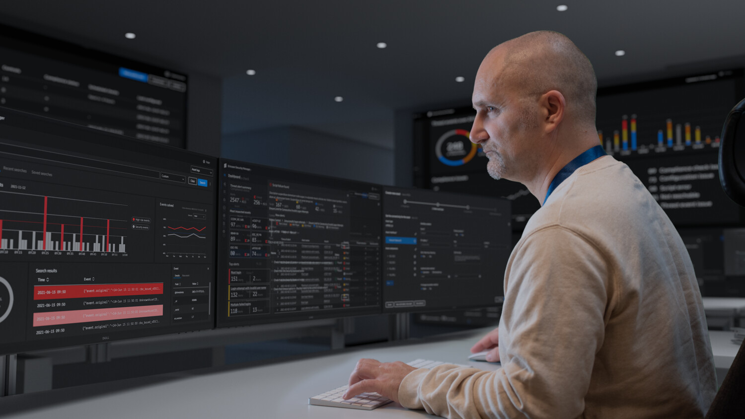 Uomo di sicurezza che lavora al computer