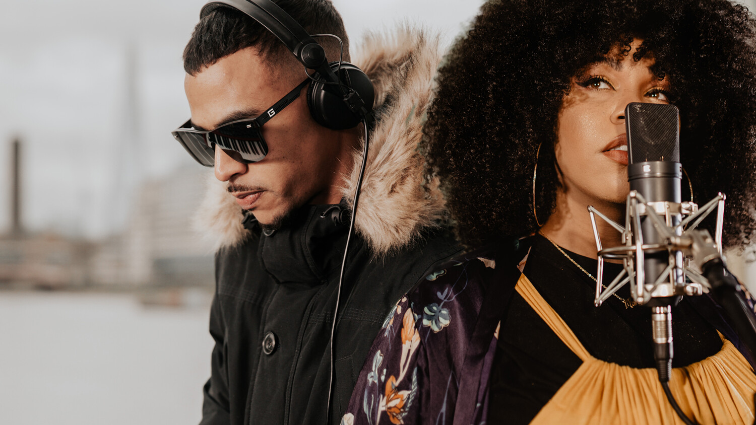 Two musicians using 5G technology