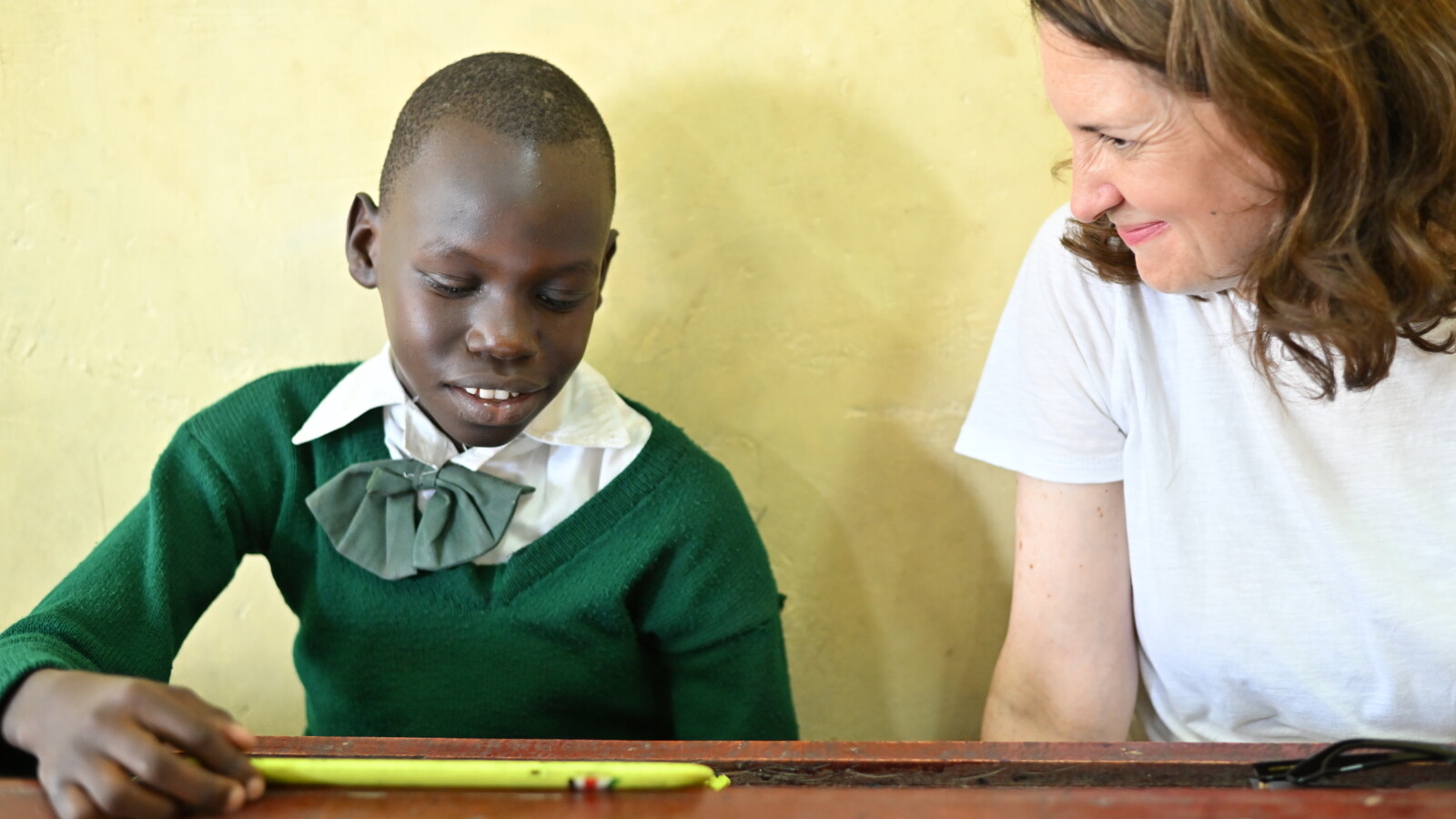 ケニア、モンバサのクワシー総合学校のICTクラブの生徒を訪問したエリクソンのサステナビリティおよび企業責任担当副社長ヘザー・ジョンソン