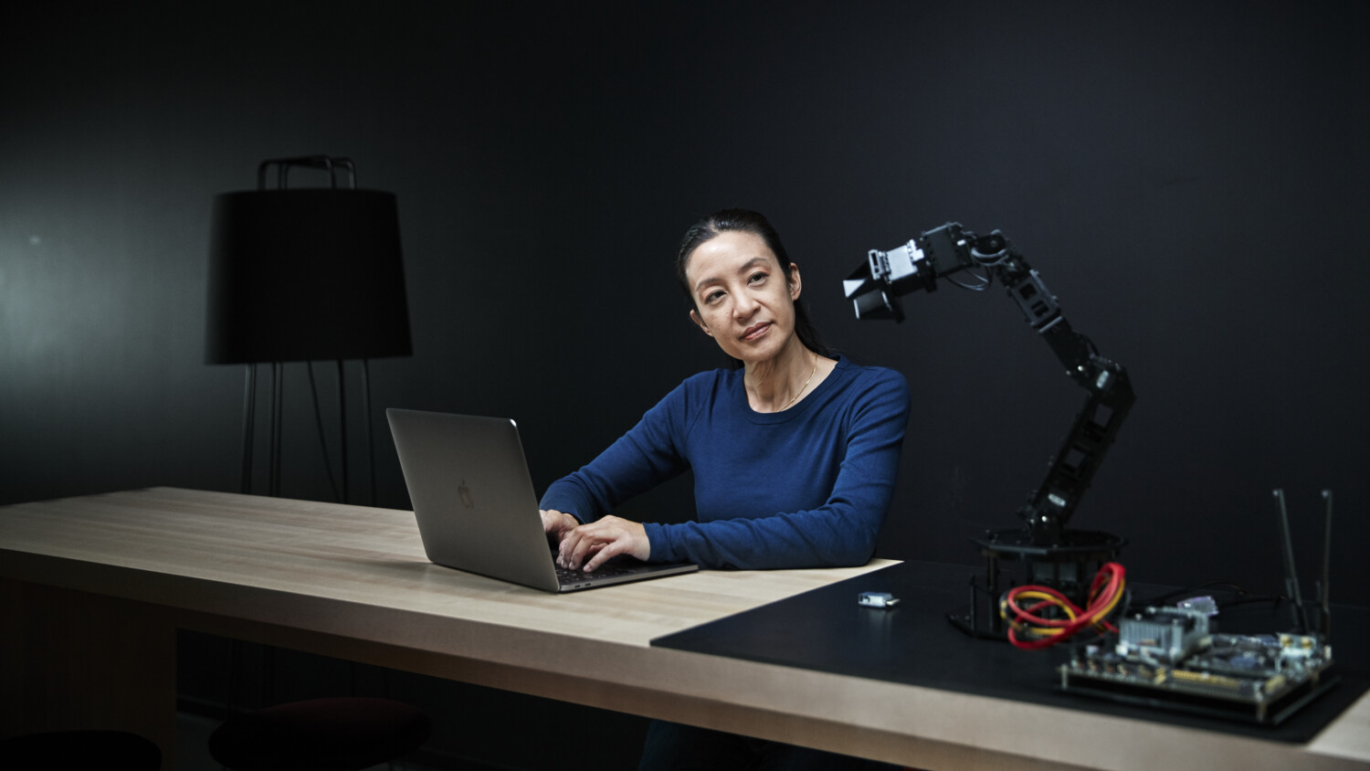 女人与机械臂一起工作