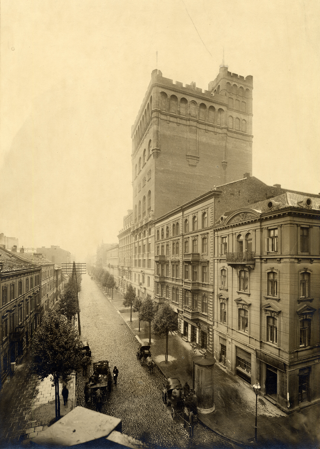 To ujęcie ulicy Zielnej jest unikatowe. Pseudośredniowieczna, szwedzka wieża prawie nigdy nie była fotografowana od północy. Tu widzimy ją jak wyrasta ponad gęsto stłoczone kamienice u zbiegu Zielnej i Próżnej. 