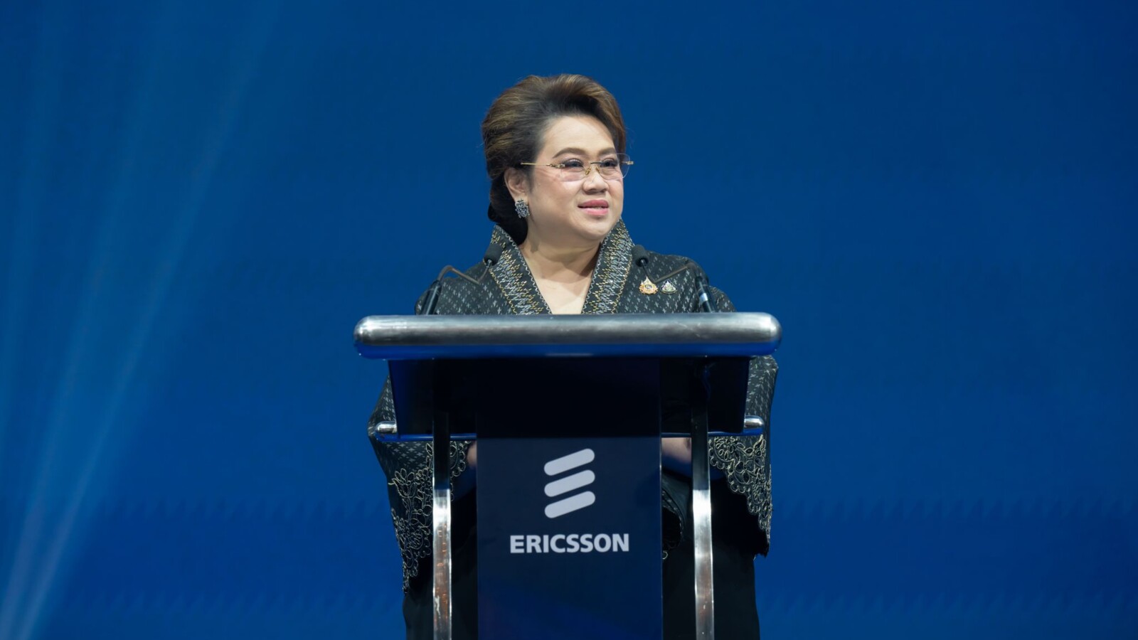 Khun Supamas Isarabhakdi 