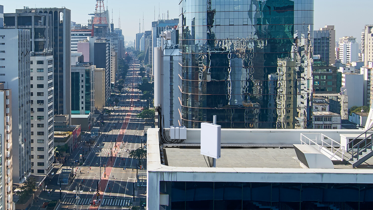 MIMO performance of realistic UE antennas in LTE scenarios at 750 MHz