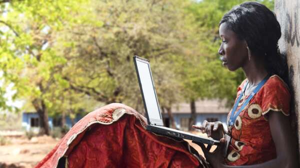 Une femme utilise un ordinateur