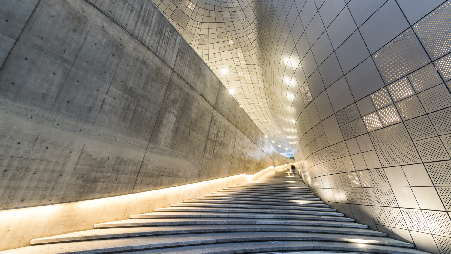 Blog cast - Contemplating coverage: to extend, or not to extend? That is the question.  The answer: yes – with 5G carrier aggregation