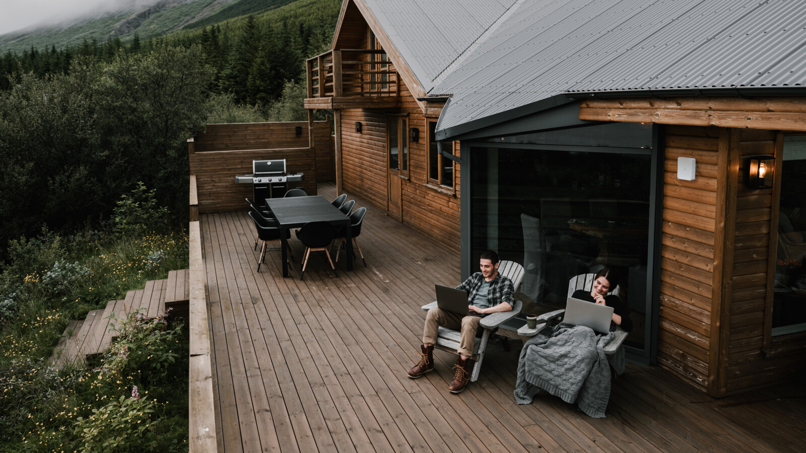 一對夫婦在鄉村環境中使用電腦，電腦外牆上安裝了CPE。