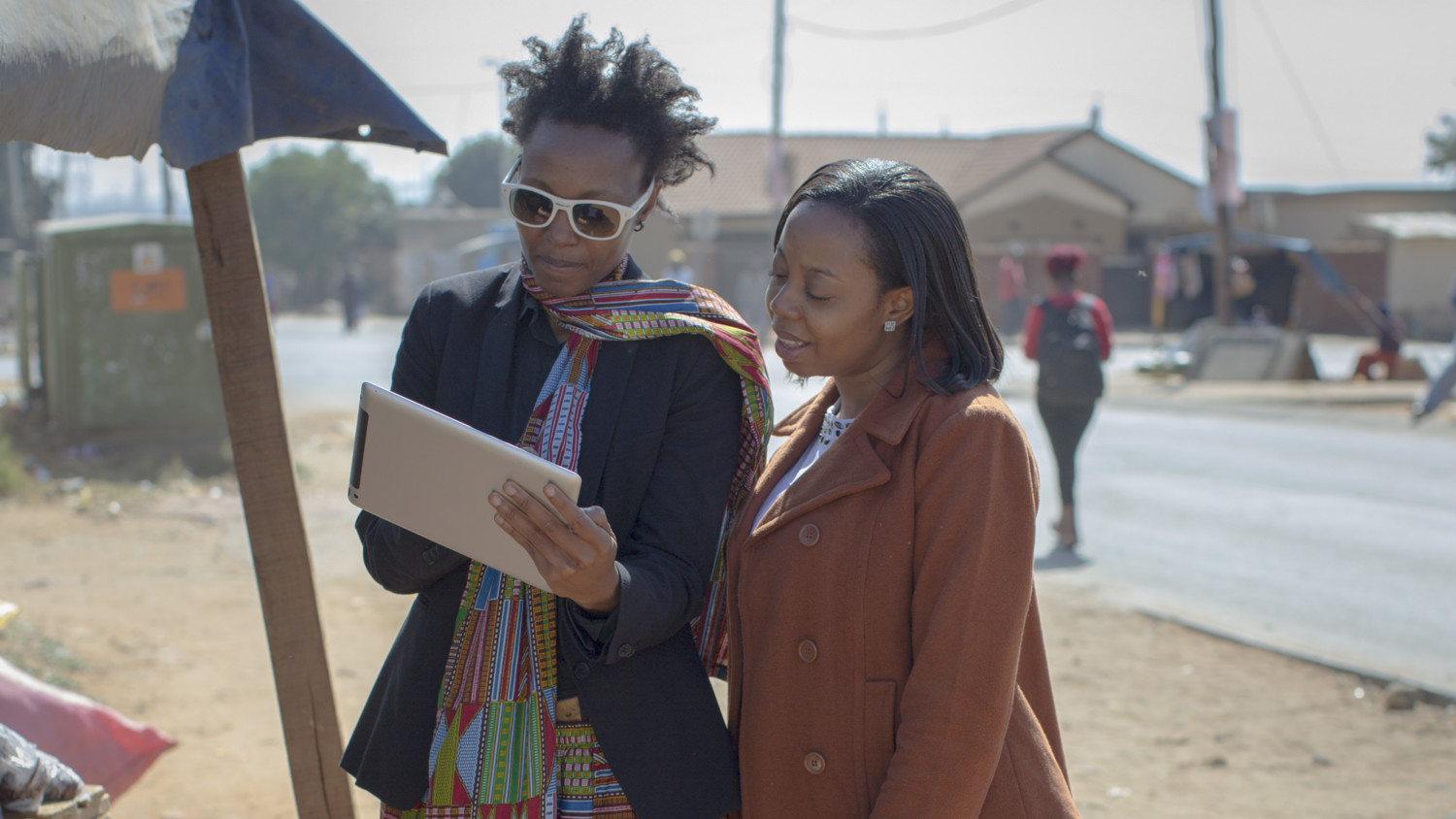 Dos mujeres mirando una tableta.