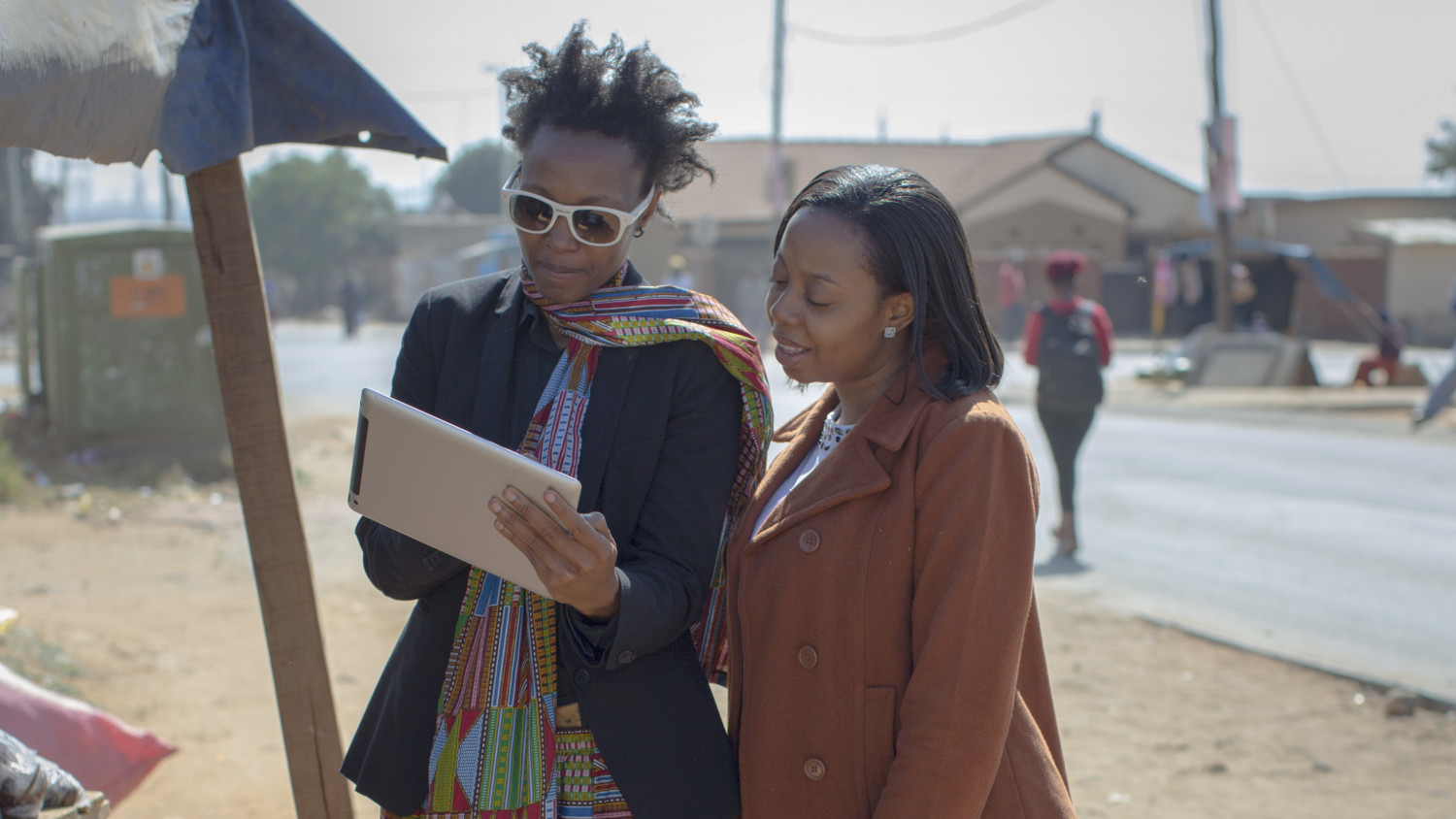 Duas mulheres olhando para um tablet.