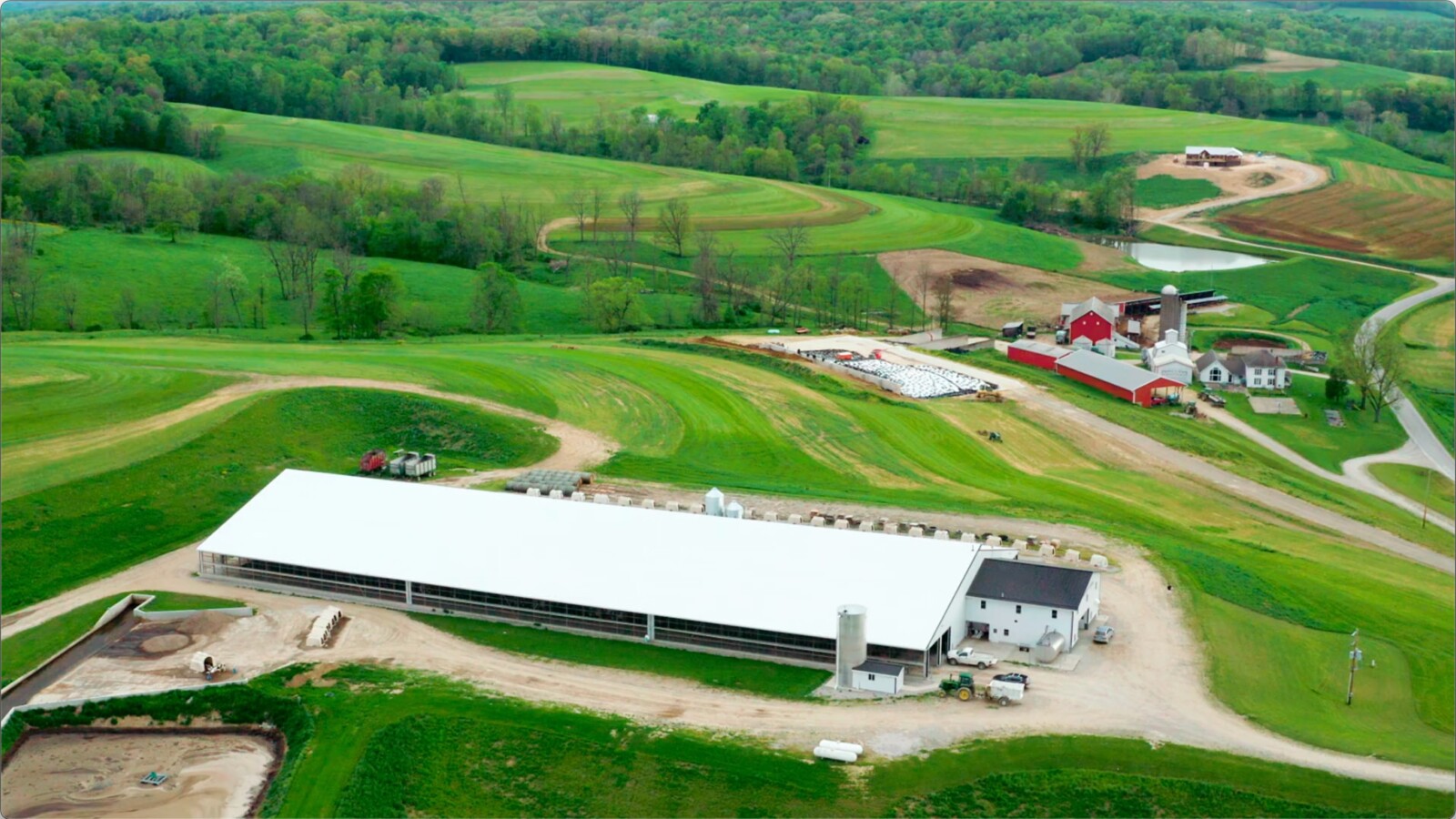 從空中俯瞰農場，可以看到穀倉、筒倉和綠油油的田野。