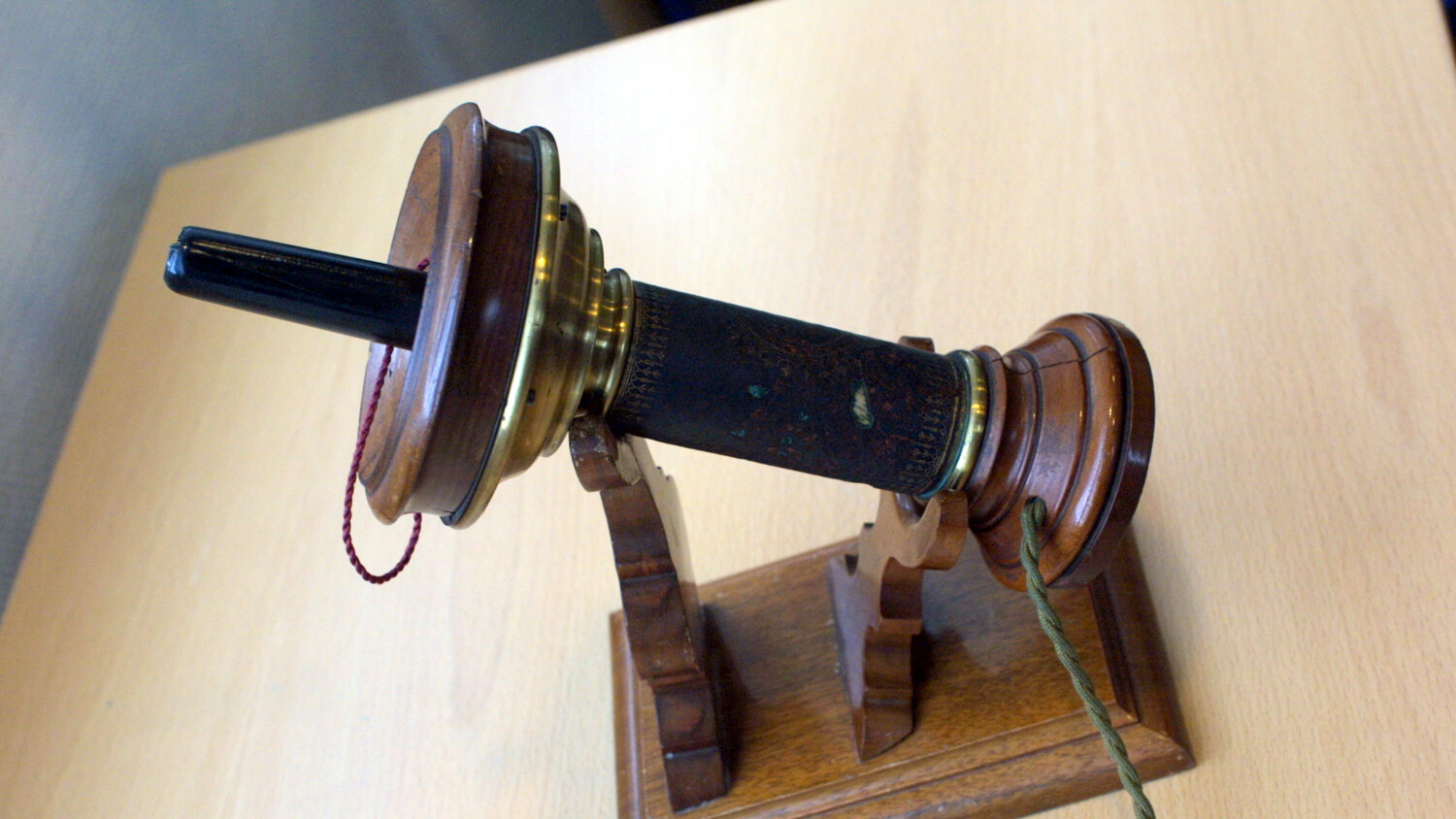 Pierwowzór anteny z błyskawicami - model pierwszego telefonu firmy Ericsson