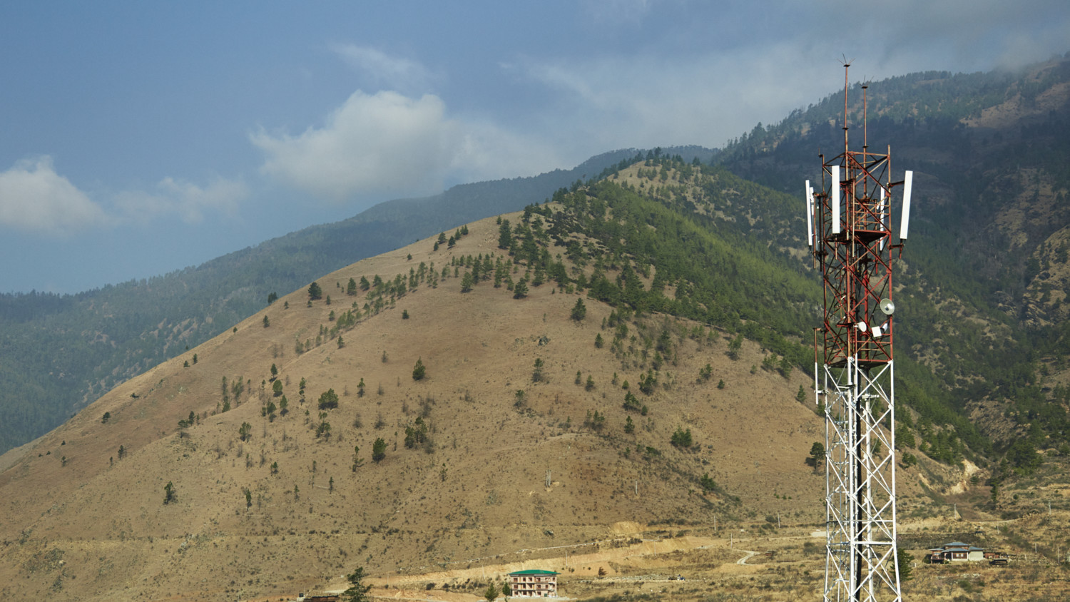 Torre de la antena en un área desértica, solución del sitio.