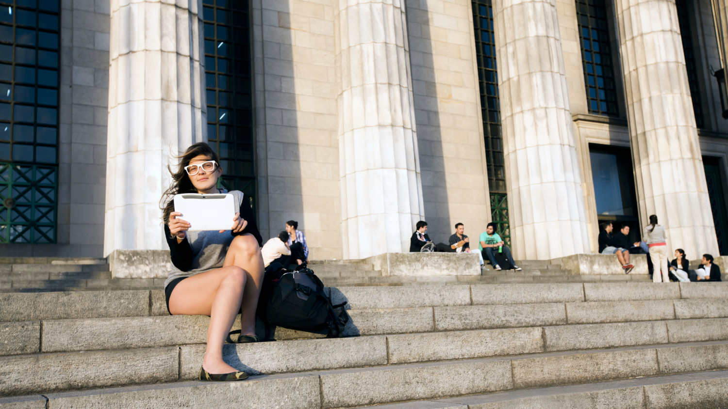 Mujer con una tableta en las escaleras, Argentina.