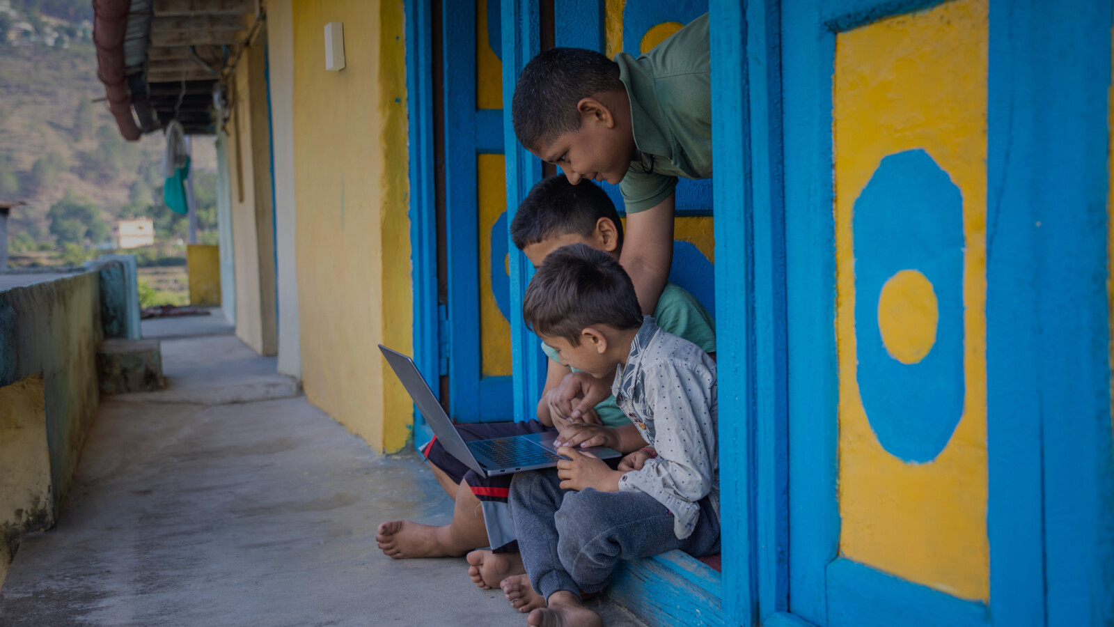 children looking at the laptop