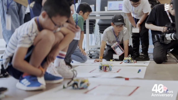 エリクソン・KDDIデジタルミライラボでのロボットプログラミング教室の様子