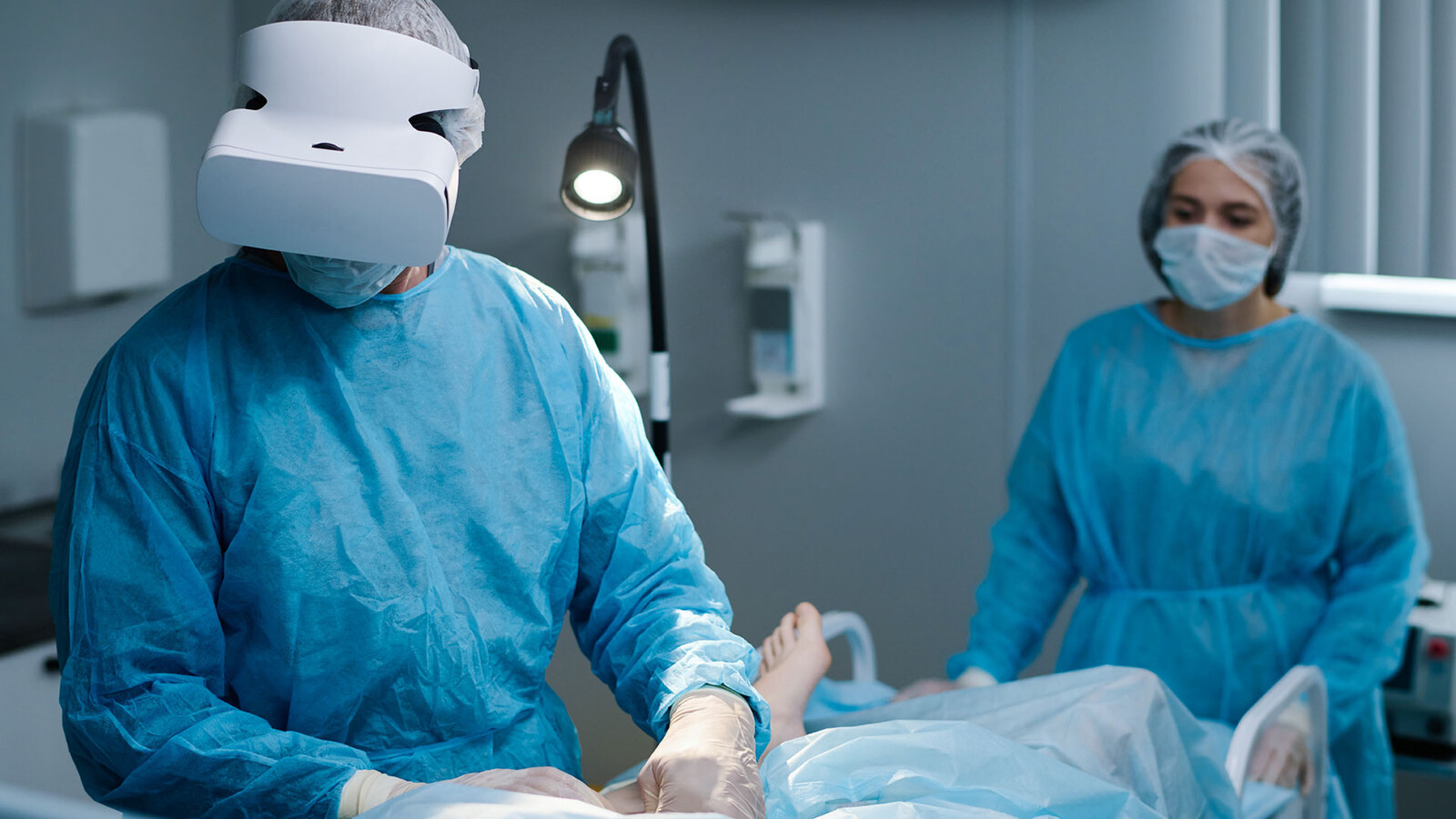 外科醫師也在手術室中採用虛擬實境（VR）技術