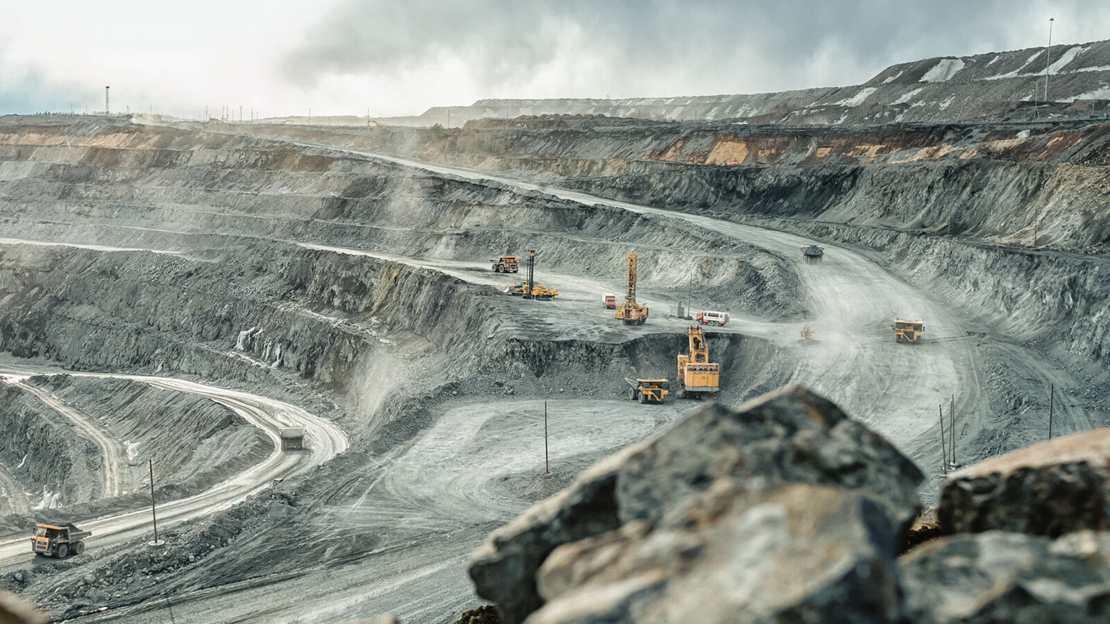 大型露天礦，卡車和挖土機正在工作
