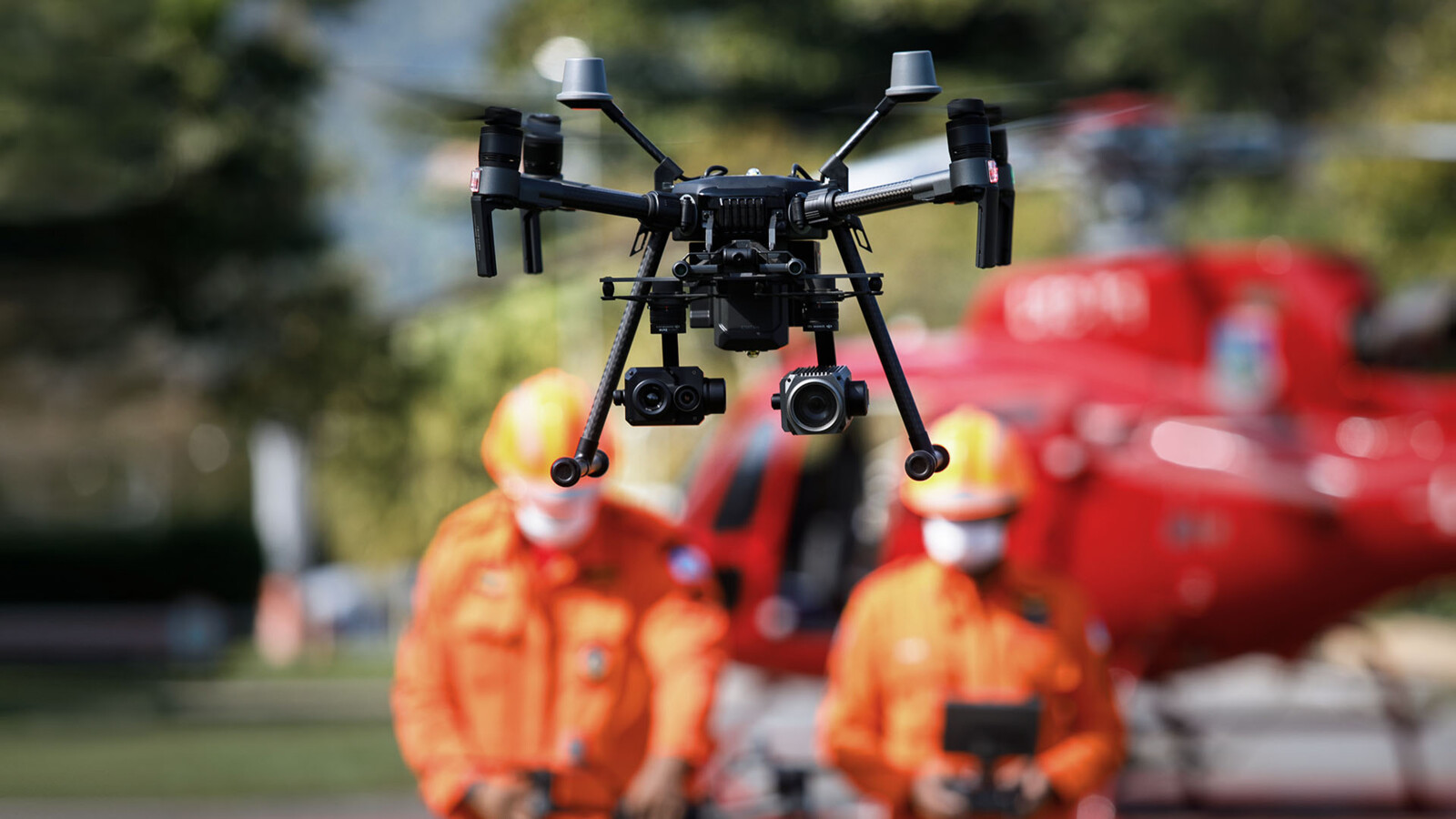 救援無人機在操作員和直升機的陪同下飛行