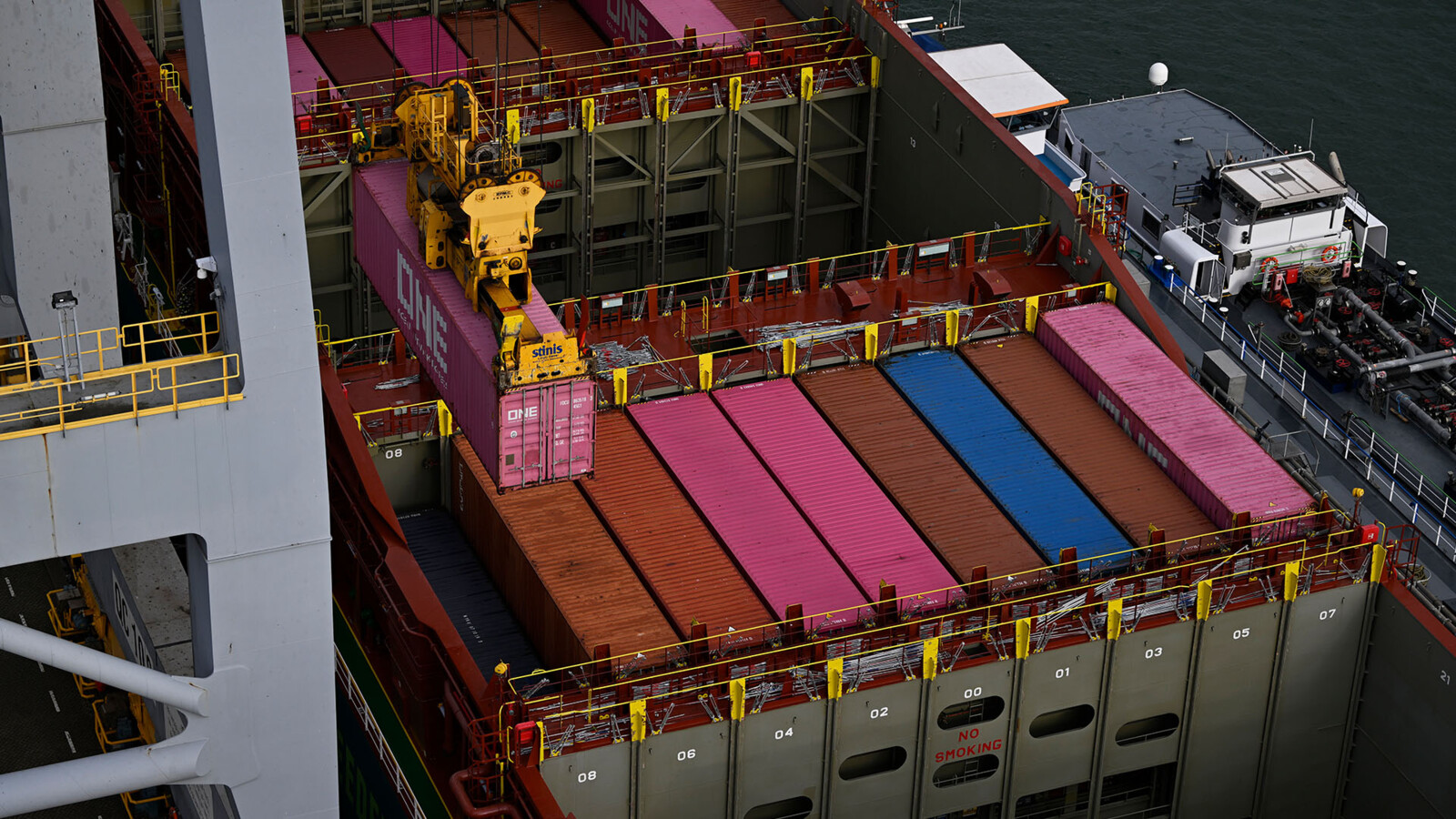 港口將貨櫃裝載到船上