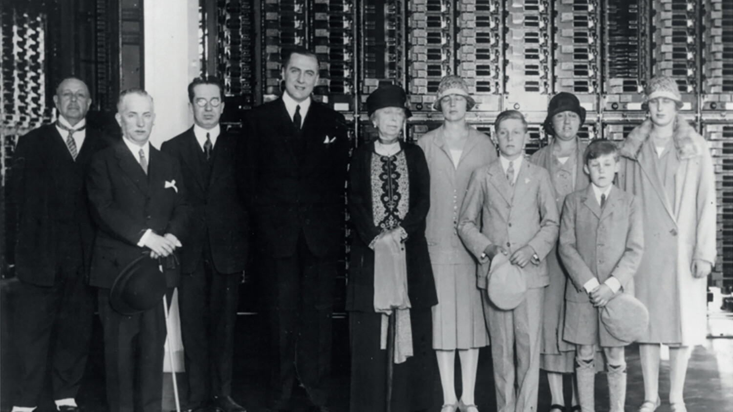 Inauguración de la central de San Marcial (San Sebastián) en la primera red automática de España. En la imagen, presidiendo el acto, la reina madre doña María Cristina y los infantes doña Beatriz, don Juan, don Gonzalo y doña Cristina.