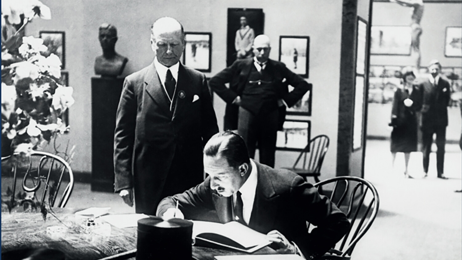 Visita del rey Alfonso XIII al pabellón de Suecia, en el que participaba de manera destacada el consorcio LM Ericsson, durante la Exposición Universal de Barcelona en 1929.