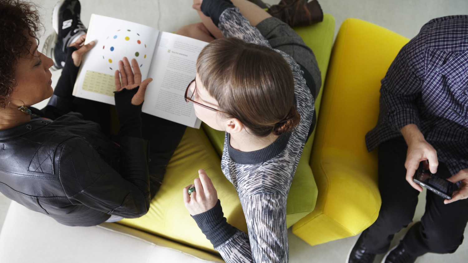 Dos mujeres discutiendo un libro.
