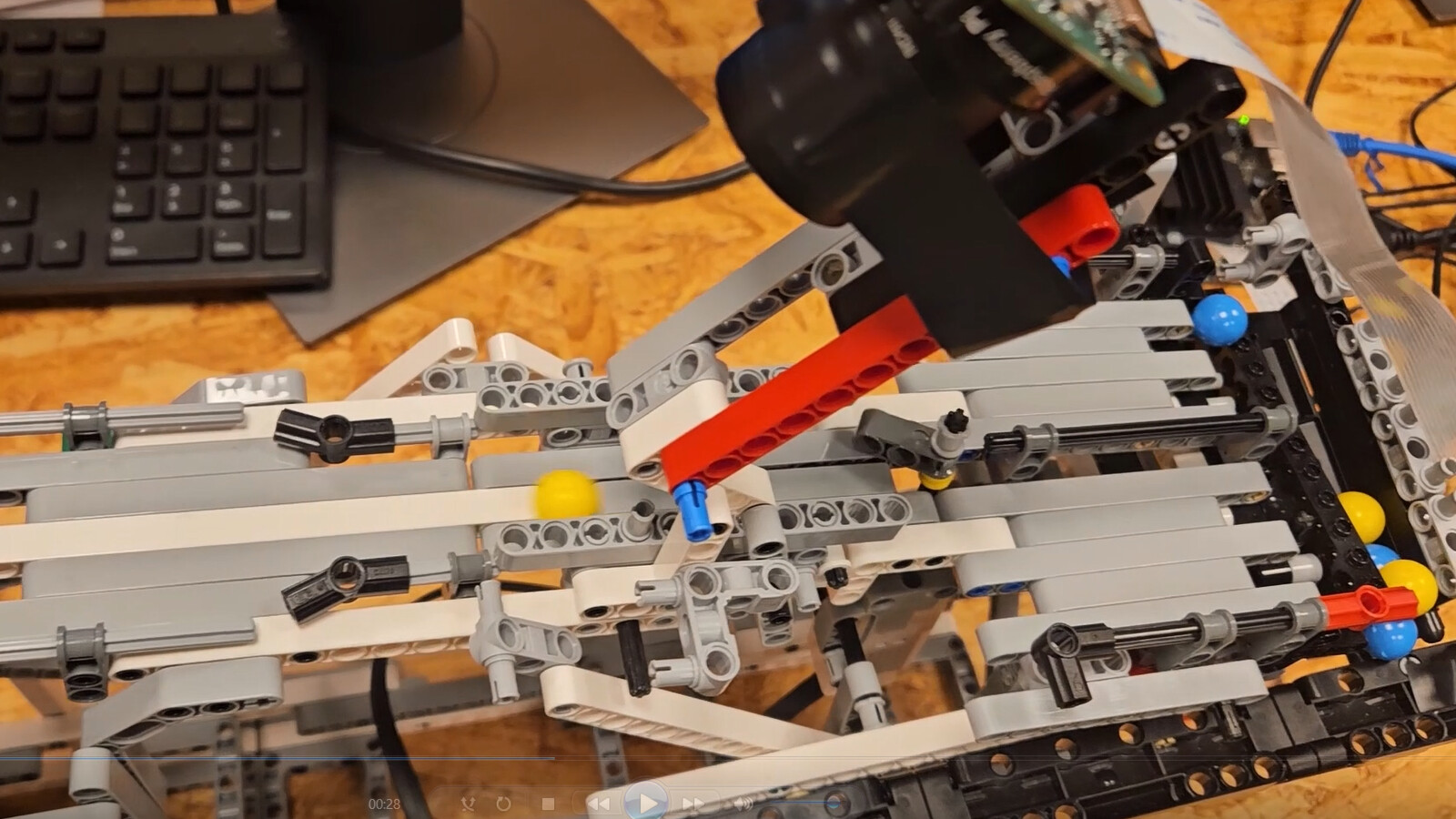 Lego robot sorting balls depending on detected color.