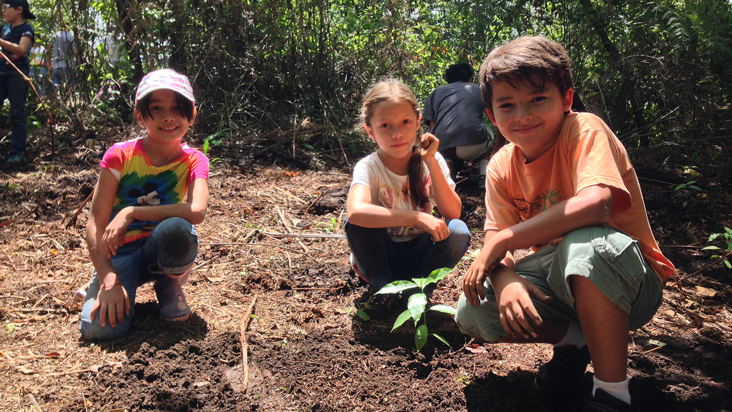 Niños ayudando en esfuerzos de reforestación en Costa Rica.