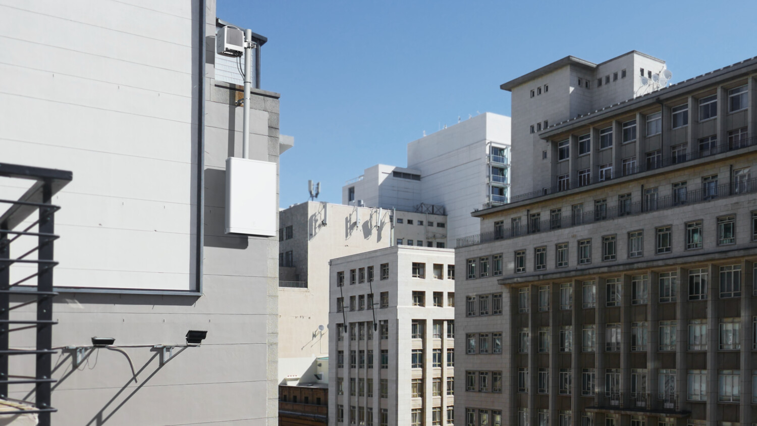 Accurate and reliable synchronization in 5G