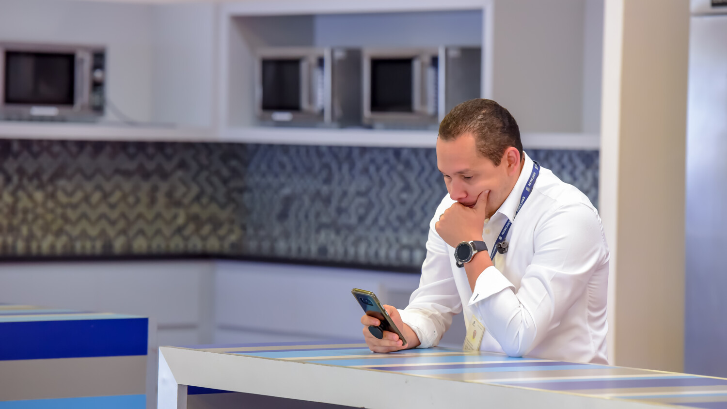 Checking mails from smarthphone at the cafeteria