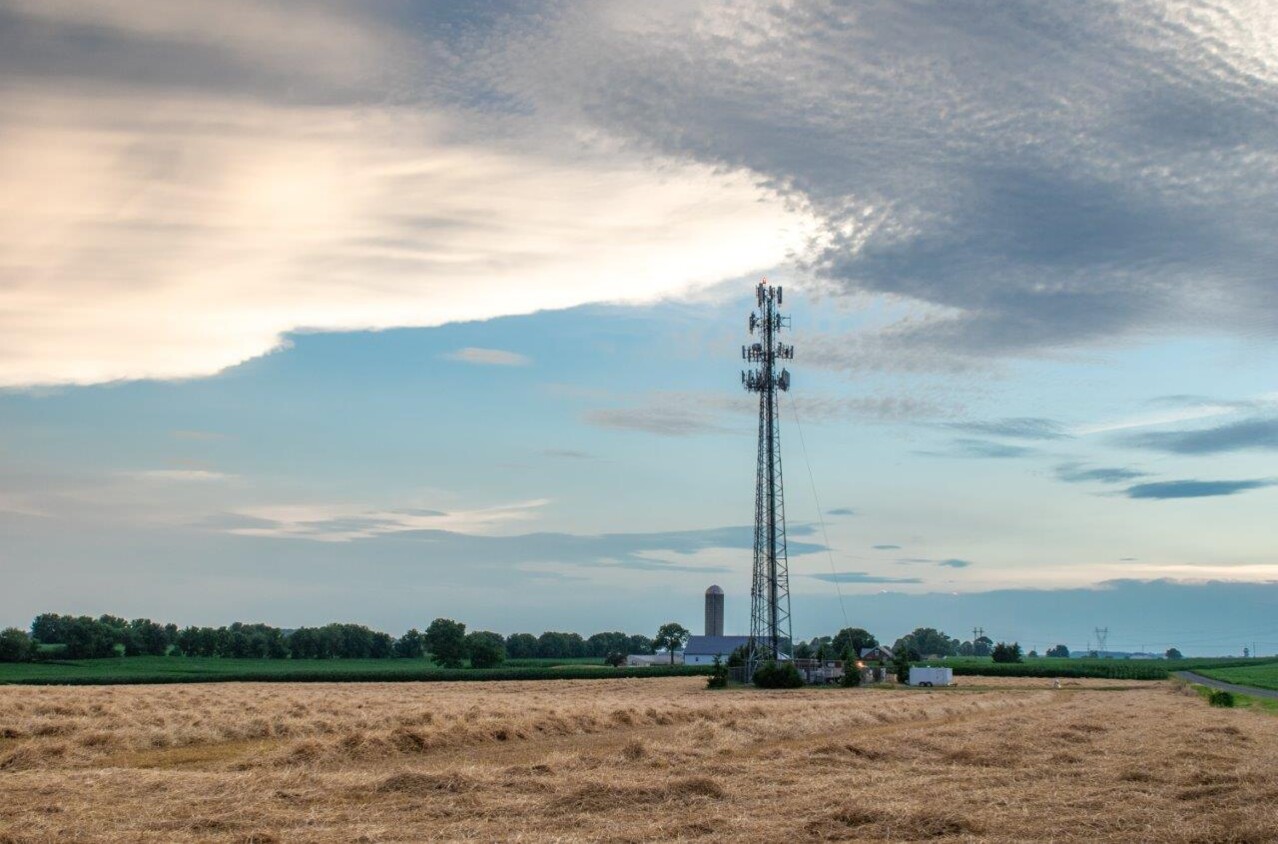 Torre e Antena Ericsson na fazenda em área rural