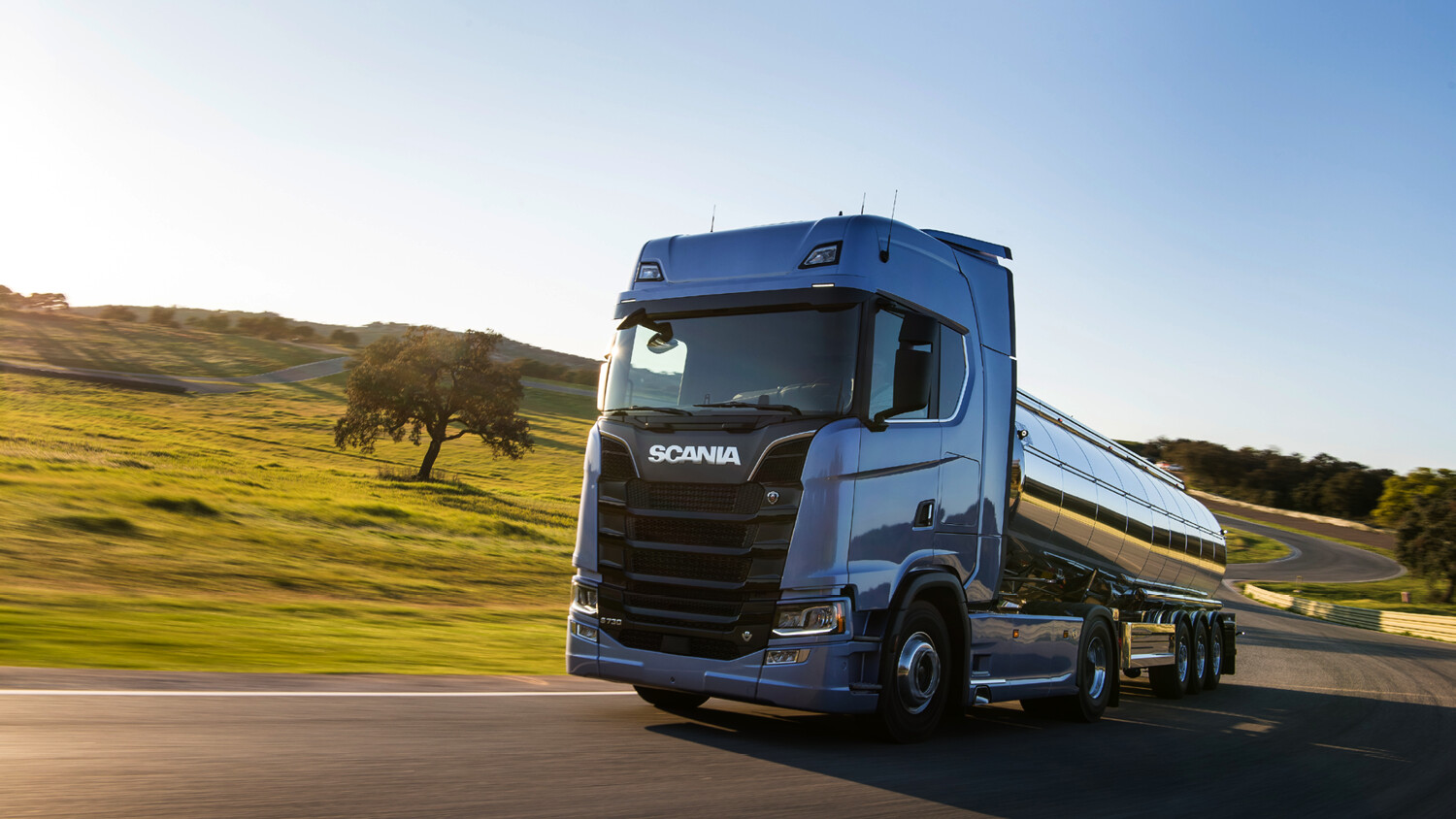 Scania truck using vehicle-to-vehicle communication