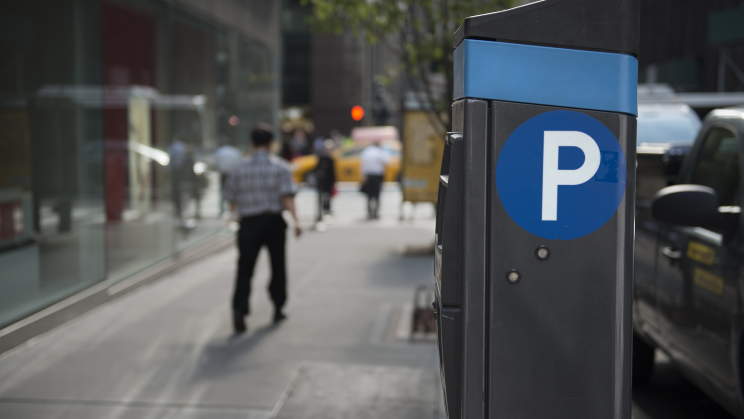 Una máquina automática del pago del estacionamiento en una calle de la ciudad.